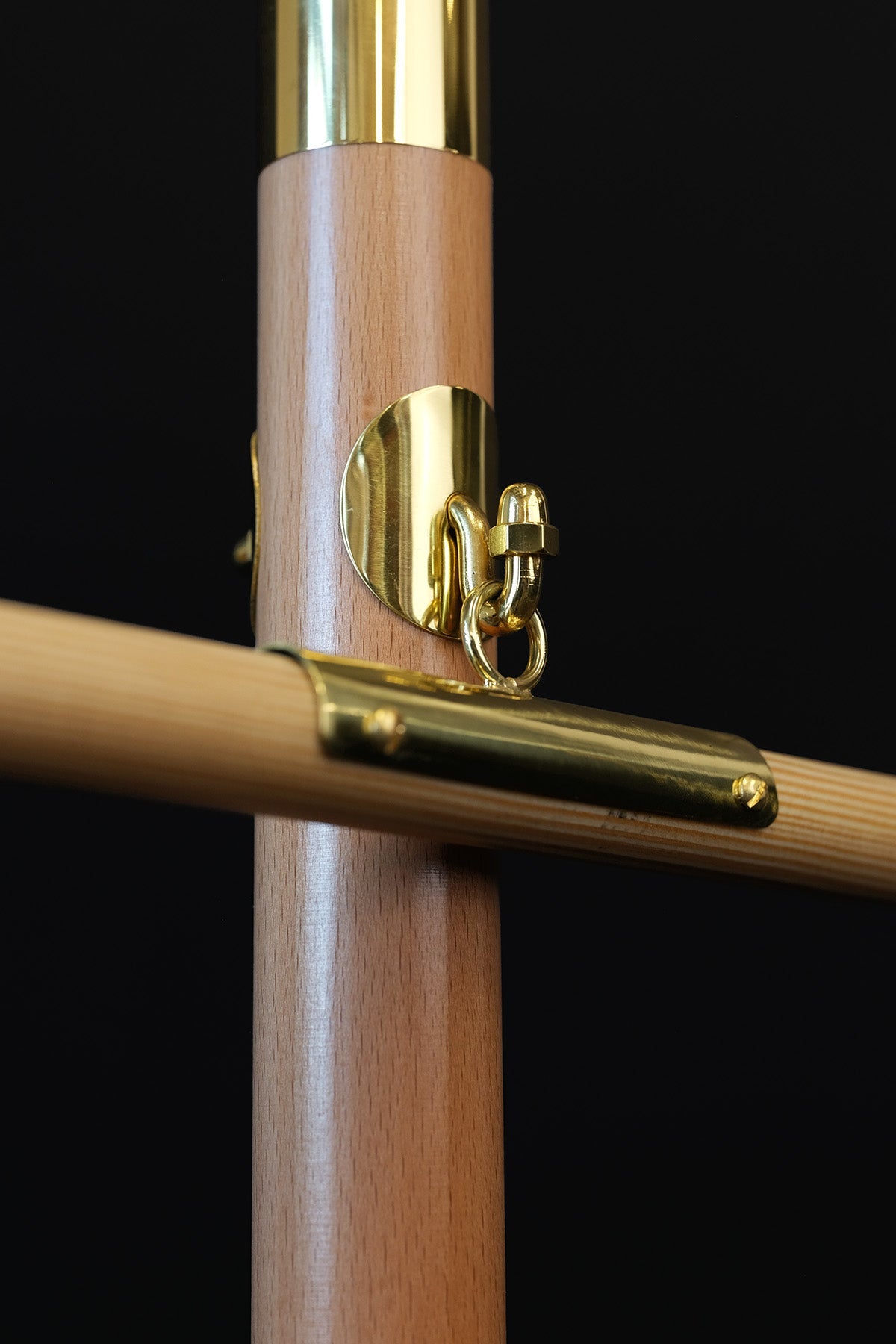 Asta de madera clara para estandarte litúrgico