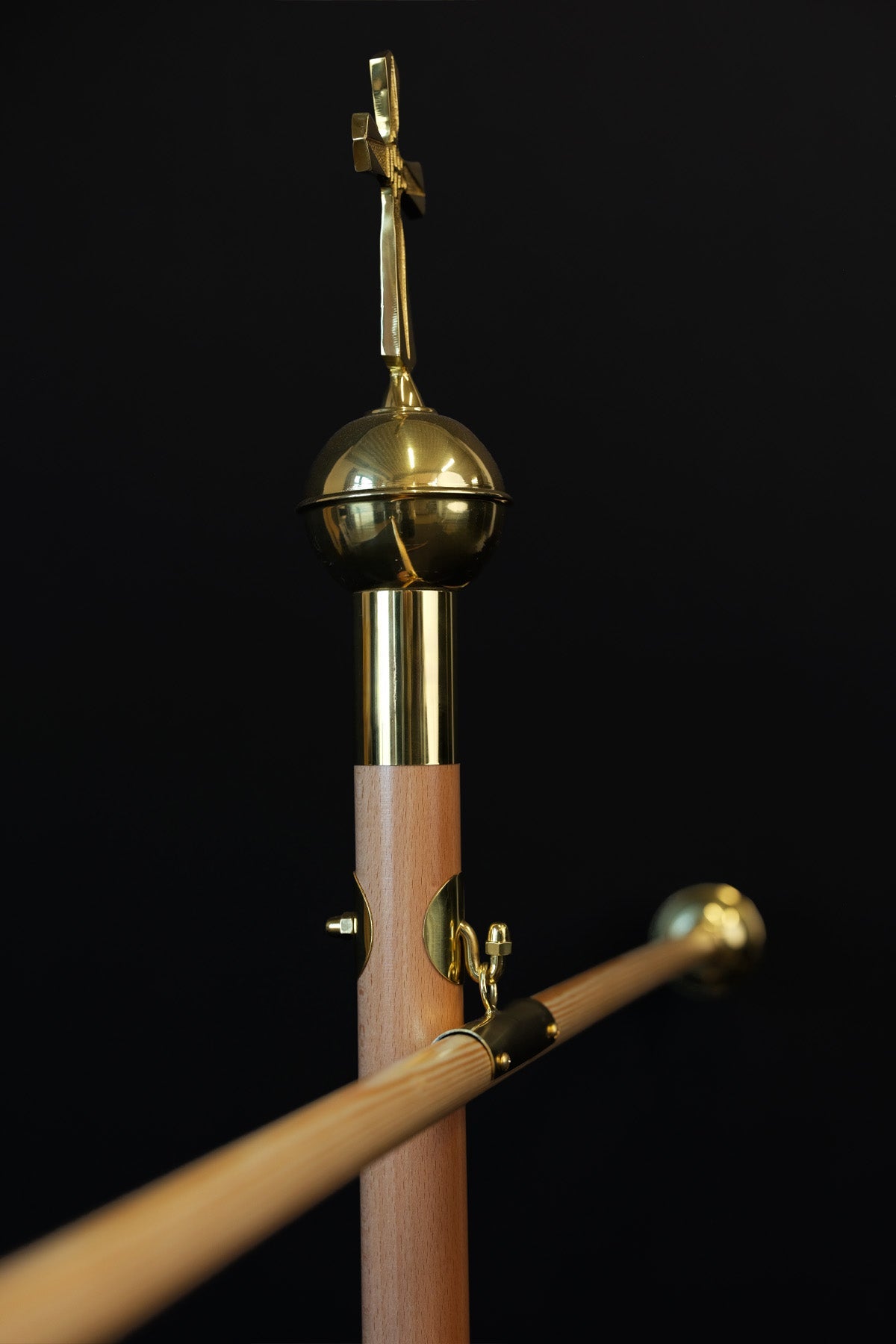 Asta de madera clara para estandarte litúrgico