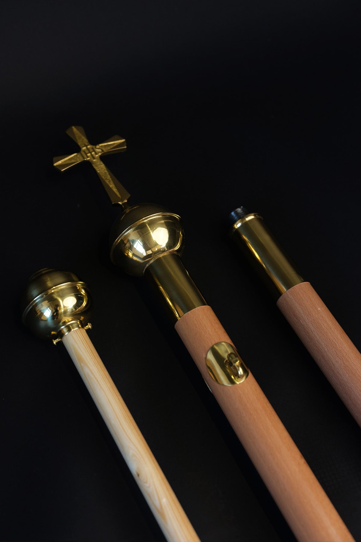 Asta de madera clara para estandarte litúrgico