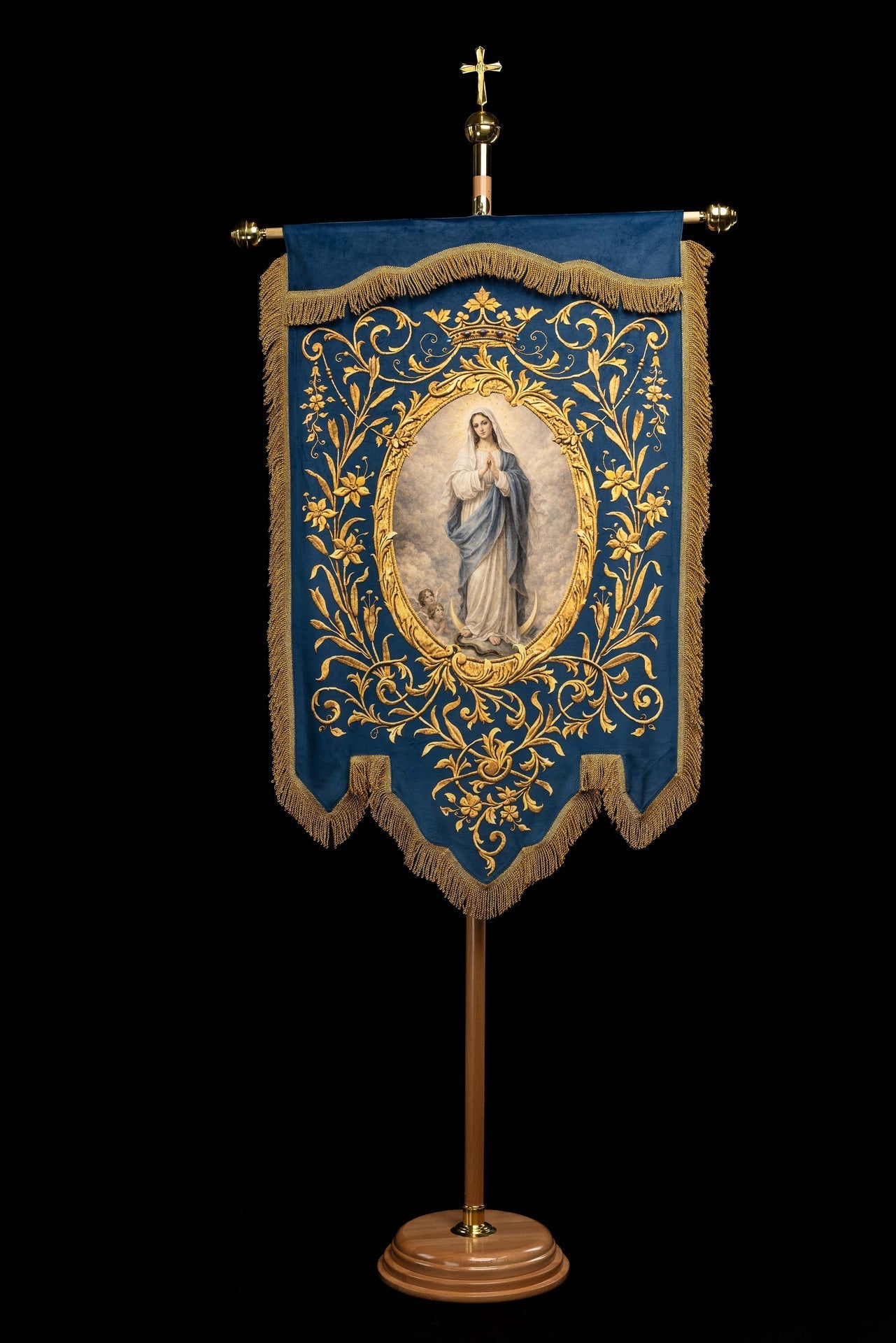 Estandarte litúrgico impreso por ambas caras con la imagen de Nuestra Señora de la Inmaculada Concepción y monograma mariano CHD/004/06/109 80*130 - CASULLAS.ES