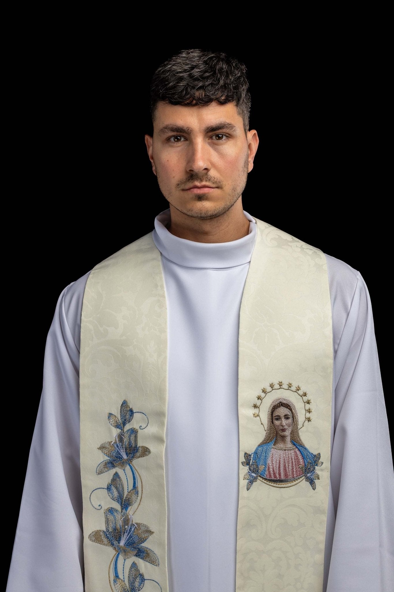 Estola bordada con la imagen de Nuestra Señora de Medjugorje KSW2/003/05/81 - CASULLAS.ES