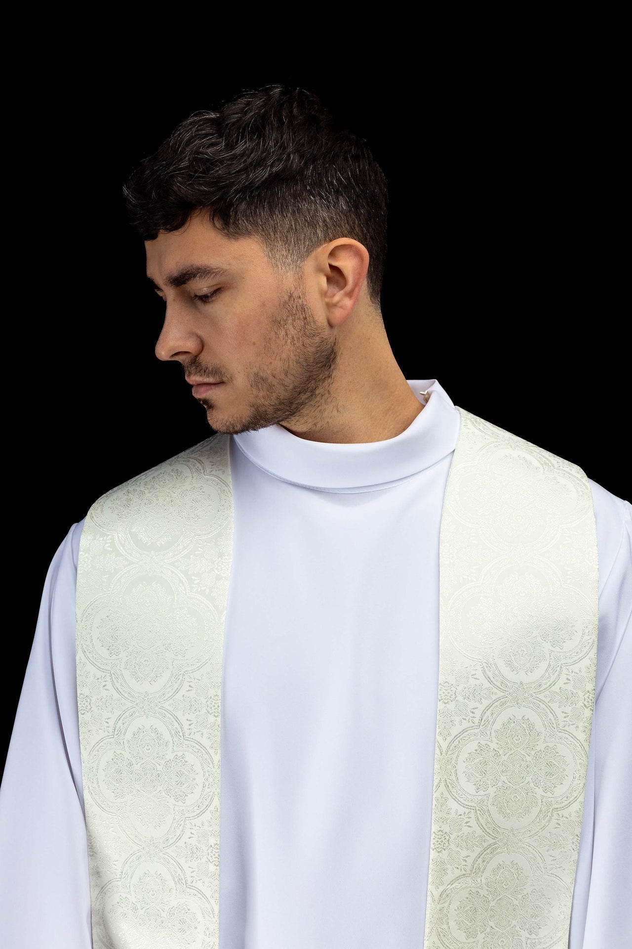 Estola bordada con motivo de Cruz en tejido jacquard color ecru KST/639/05/11 - CASULLAS.ES