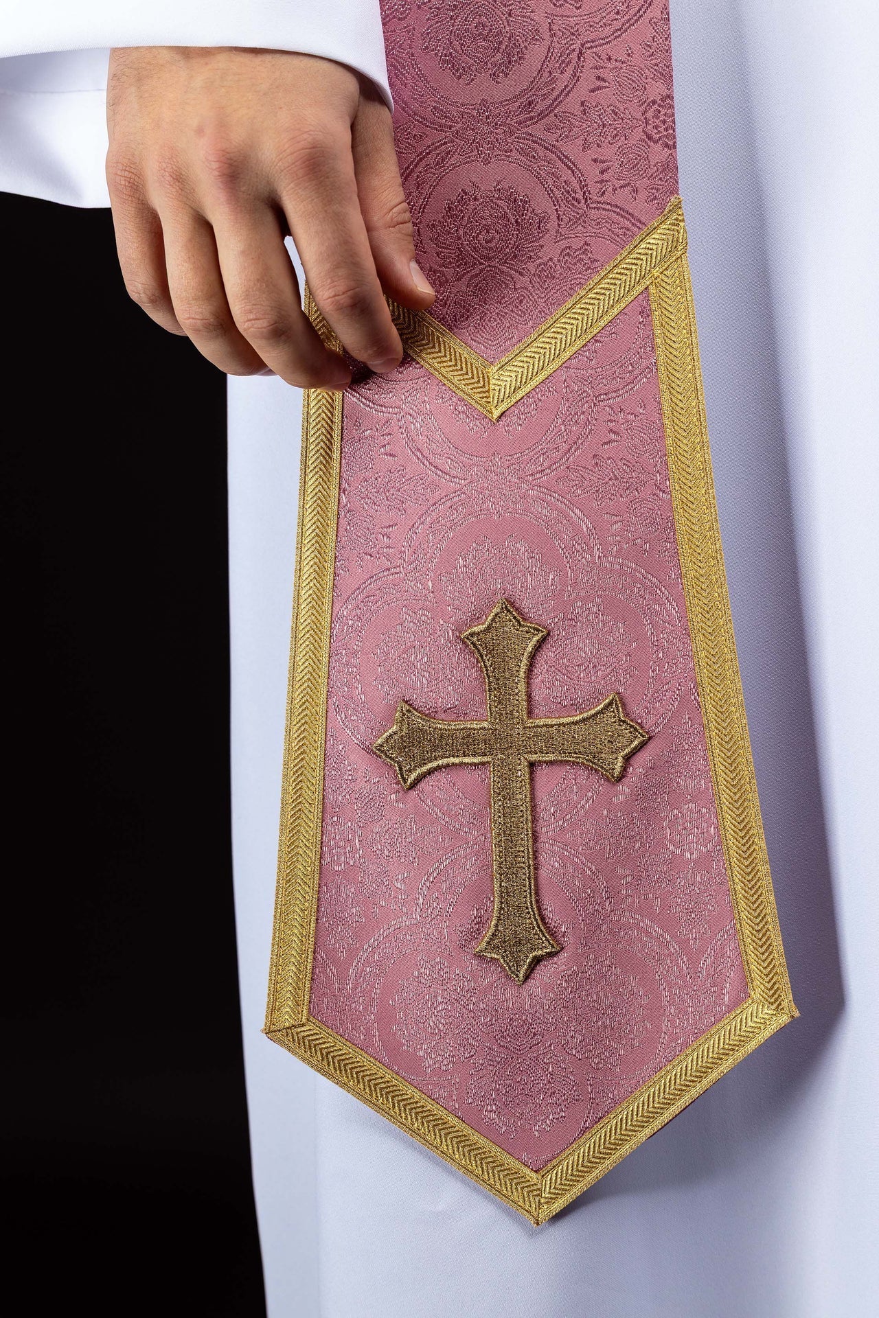 Estola bordada con motivo de Cruz en tejido jacquard rosa KST/639/08/11 - CASULLAS.ES