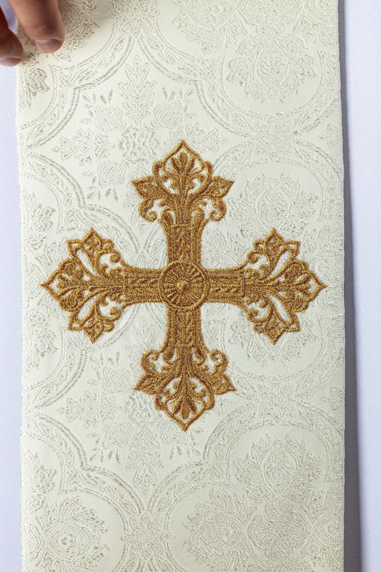 Estola bordada con motivo de cruz tejido jacquard color ecru KST/967/05/11 - CASULLAS.ES