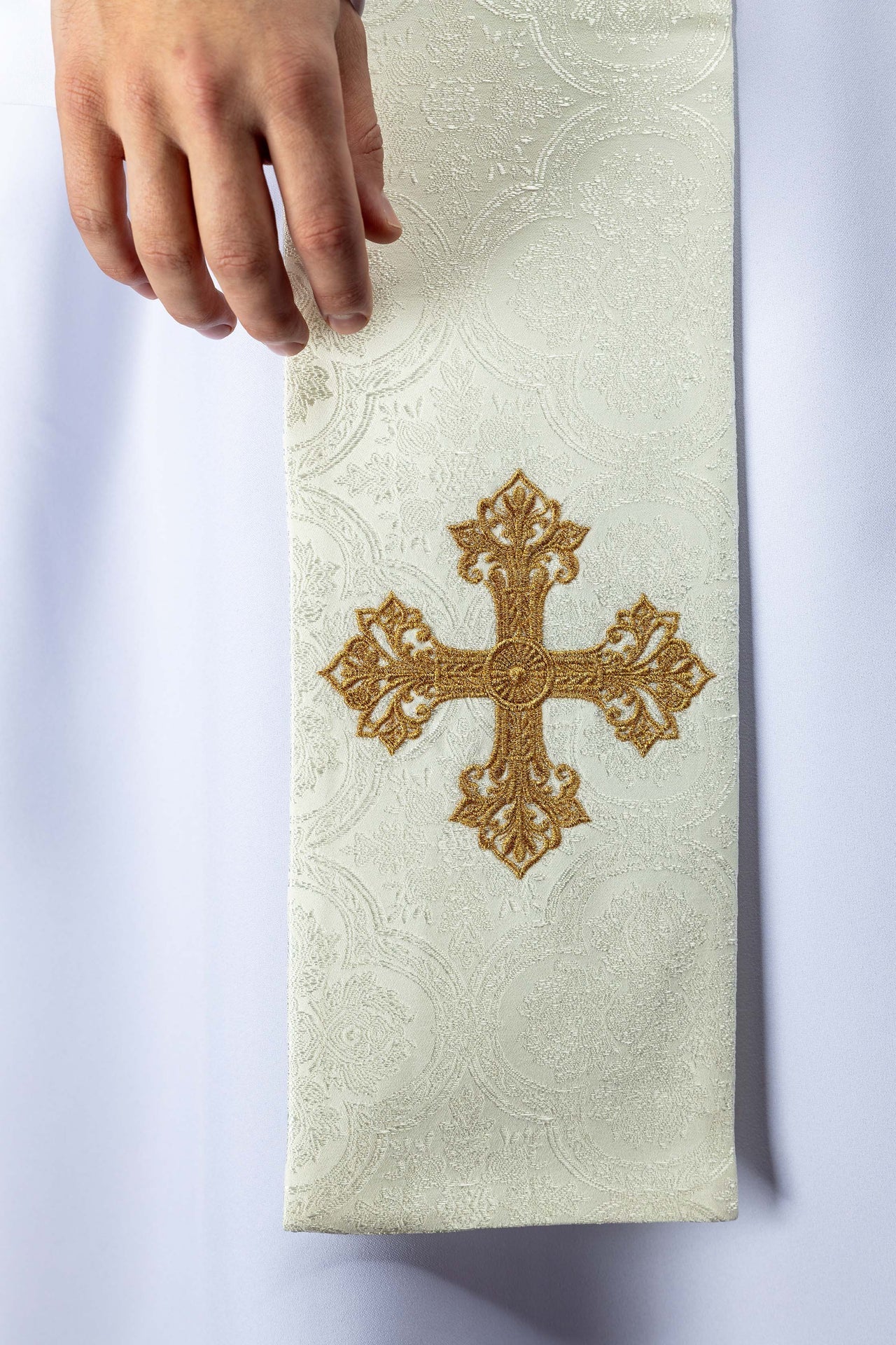 Estola bordada con motivo de cruz tejido jacquard color ecru KST/967/05/11 - CASULLAS.ES