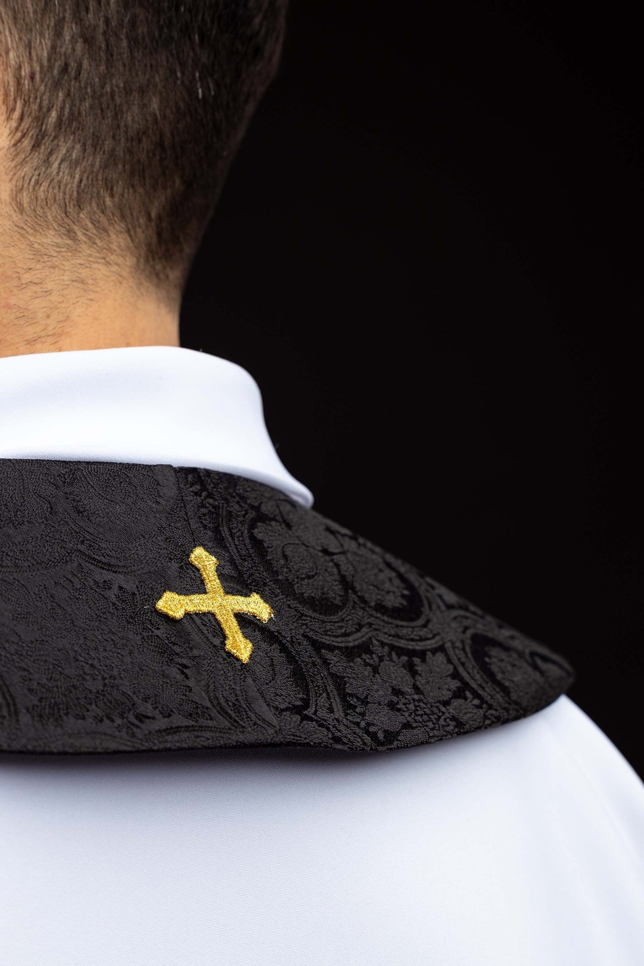 Estola bordada con motivo de cruz tejido jacquard negro KST/967/07/11 - CASULLAS.ES