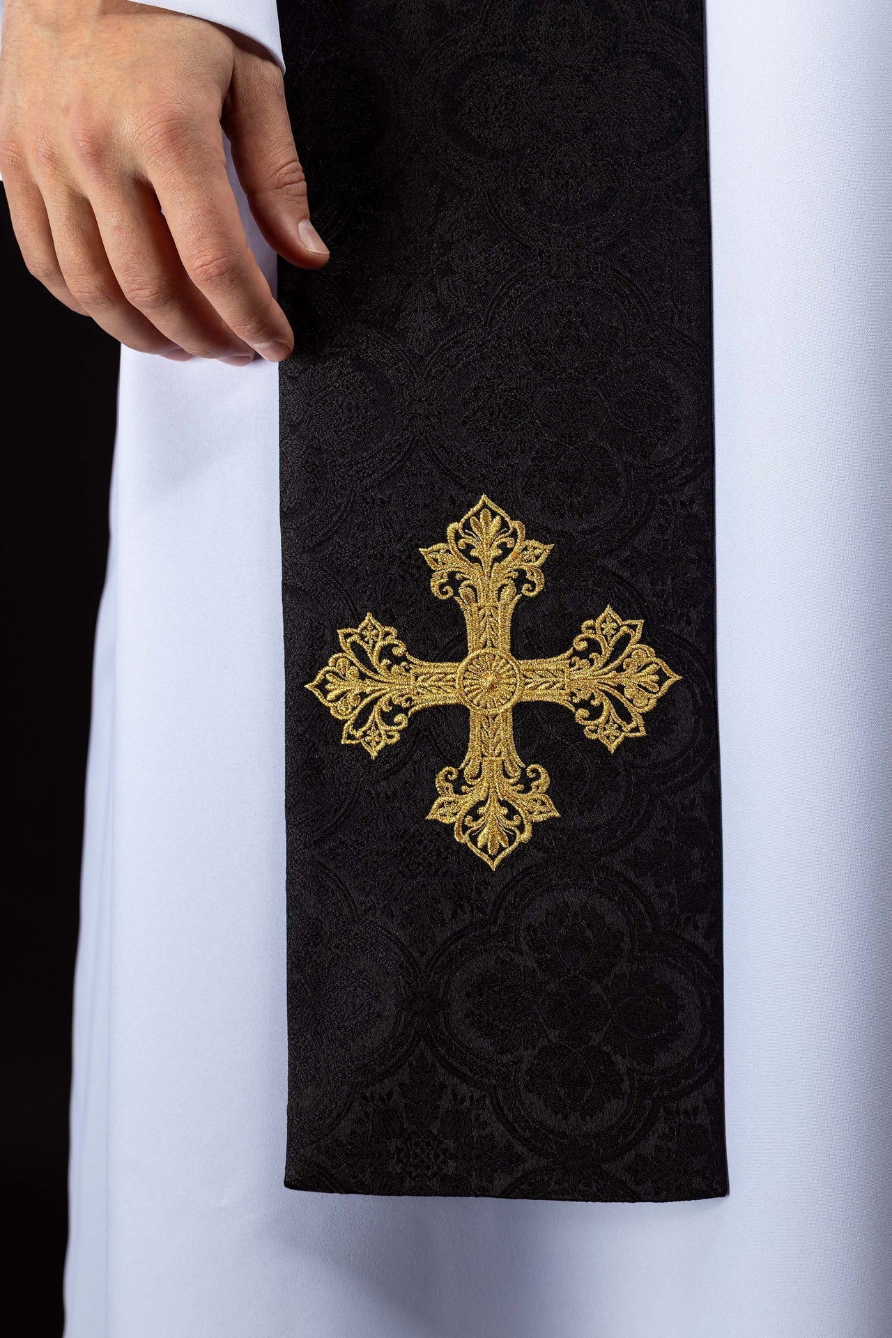 Estola bordada con motivo de cruz tejido jacquard negro KST/967/07/11 - CASULLAS.ES