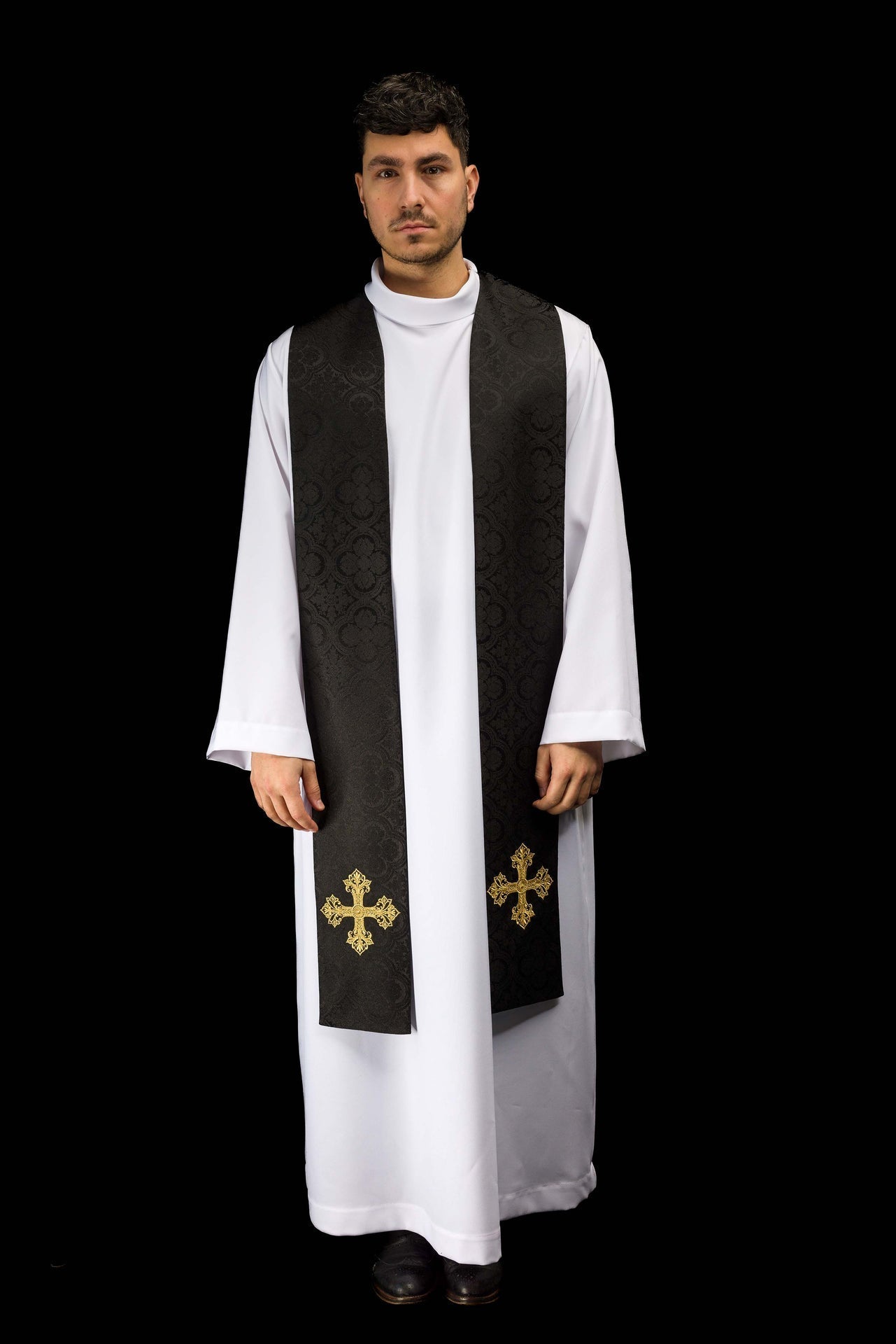 Estola bordada con motivo de cruz tejido jacquard negro KST/967/07/11 - CASULLAS.ES