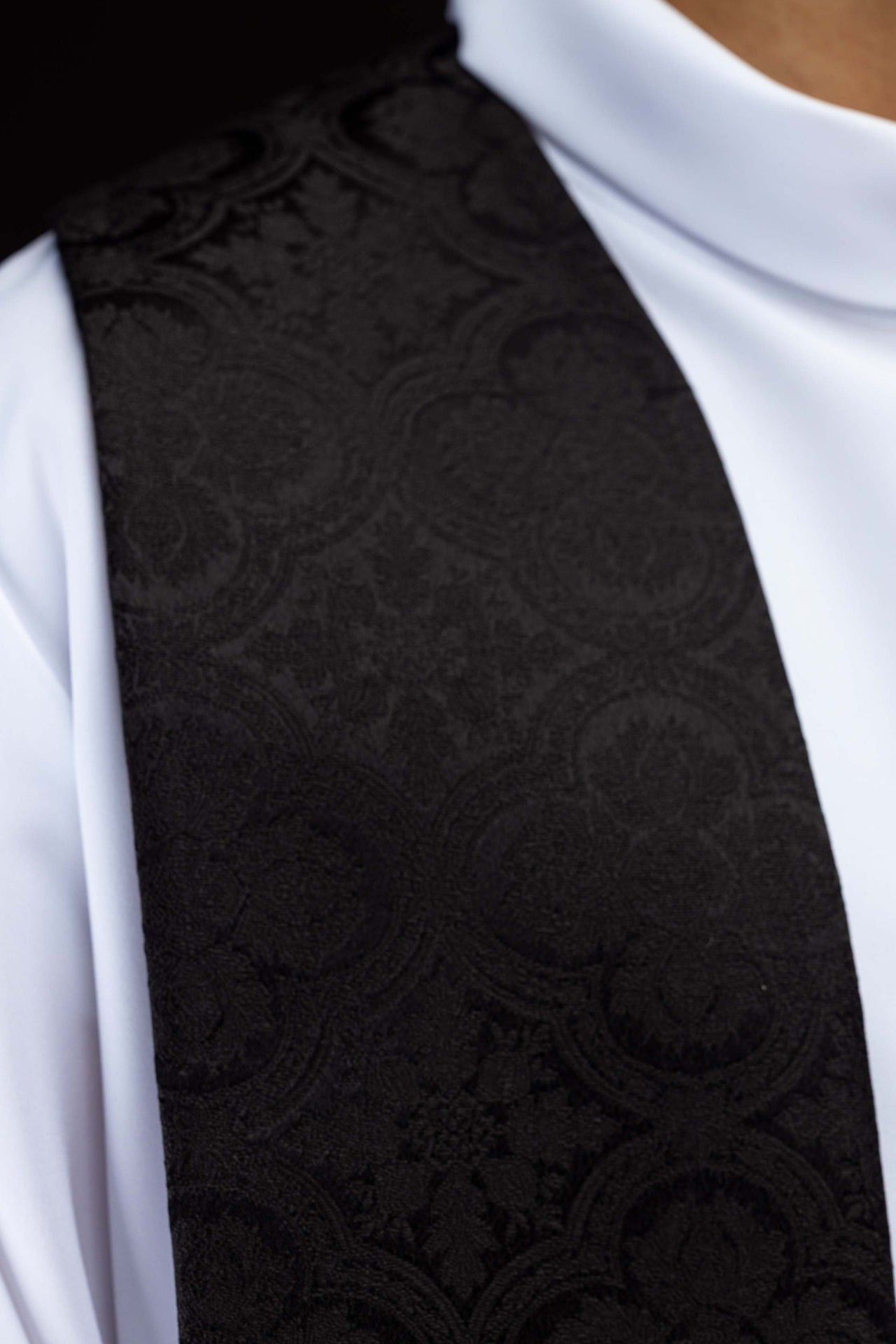 Estola bordada con motivo de cruz tejido jacquard negro KST/967/07/11 - CASULLAS.ES