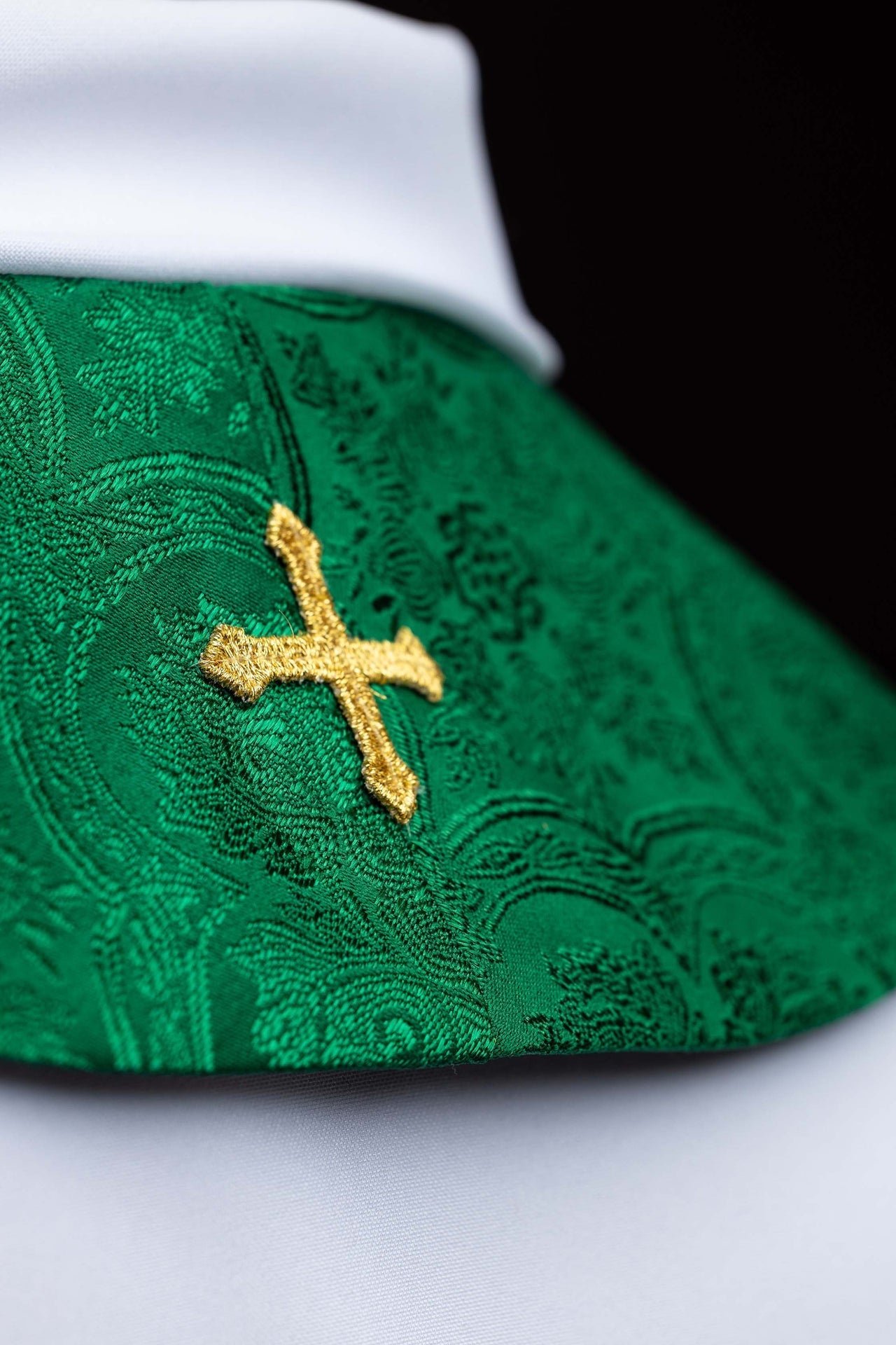 Estola bordada con motivo de cruz tejido jacquard verde KST/967/01/11 - CASULLAS.ES