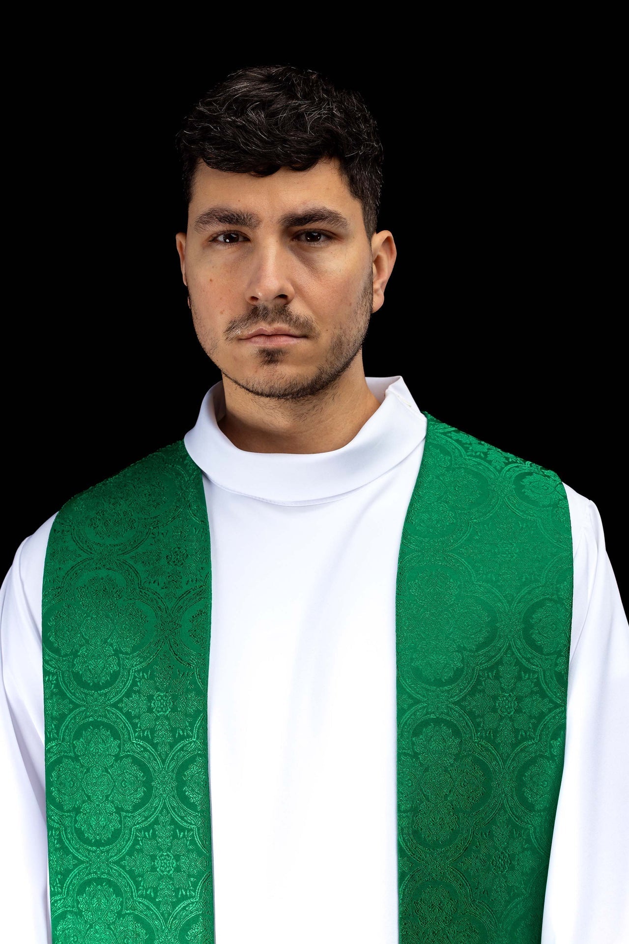 Estola bordada con motivo de cruz tejido jacquard verde KST/967/01/11 - CASULLAS.ES