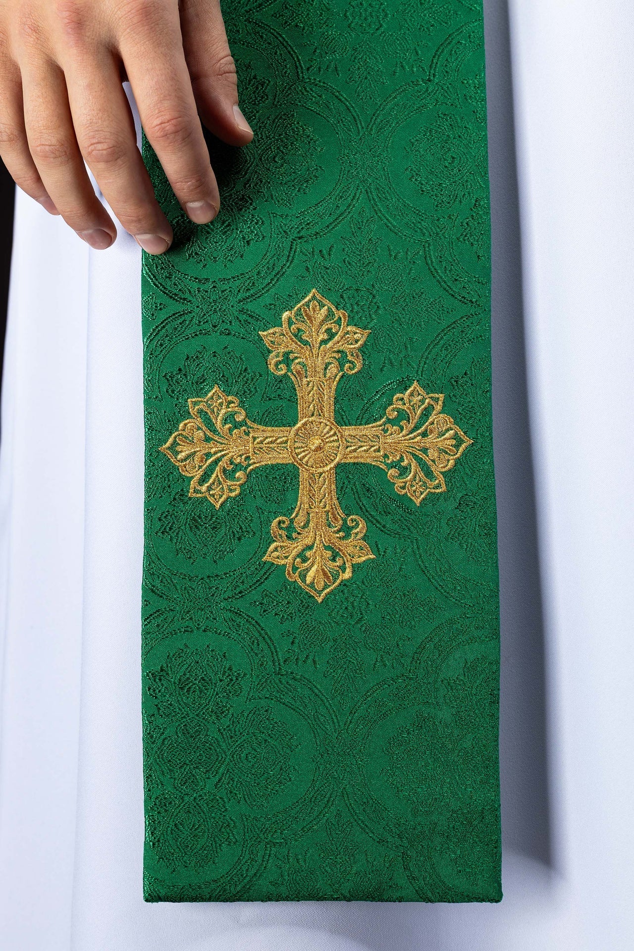 Estola bordada con motivo de cruz tejido jacquard verde KST/967/01/11 - CASULLAS.ES