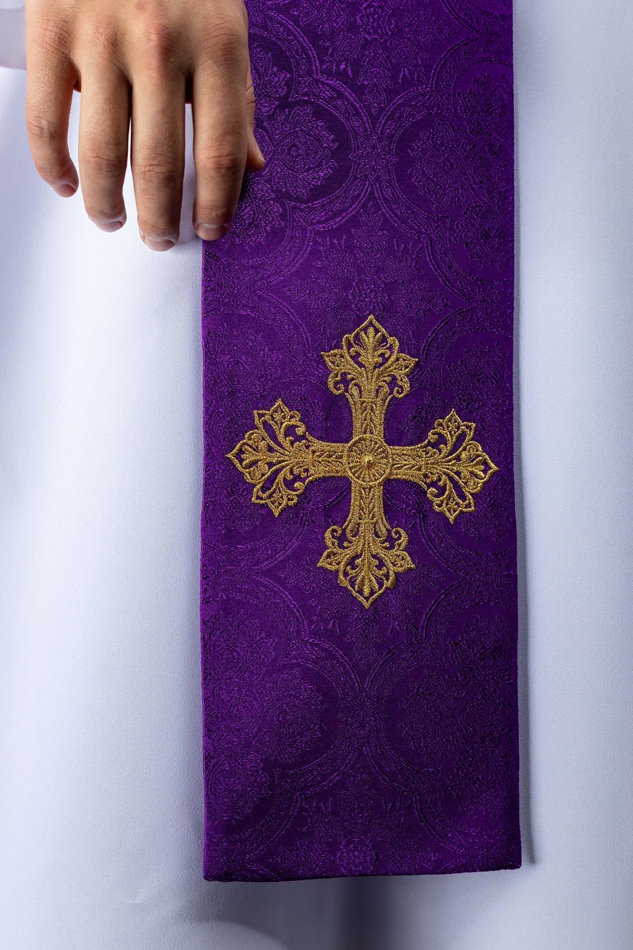 Estola bordada con motivo de cruz tejido jacquard violeta KST/967/03/11 - CASULLAS.ES