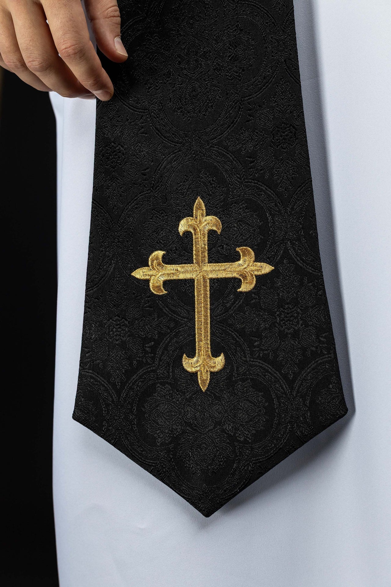 Estola bordada con motivo de la Cruz tejido jacquard negro KST/638/07/11 - CASULLAS.ES