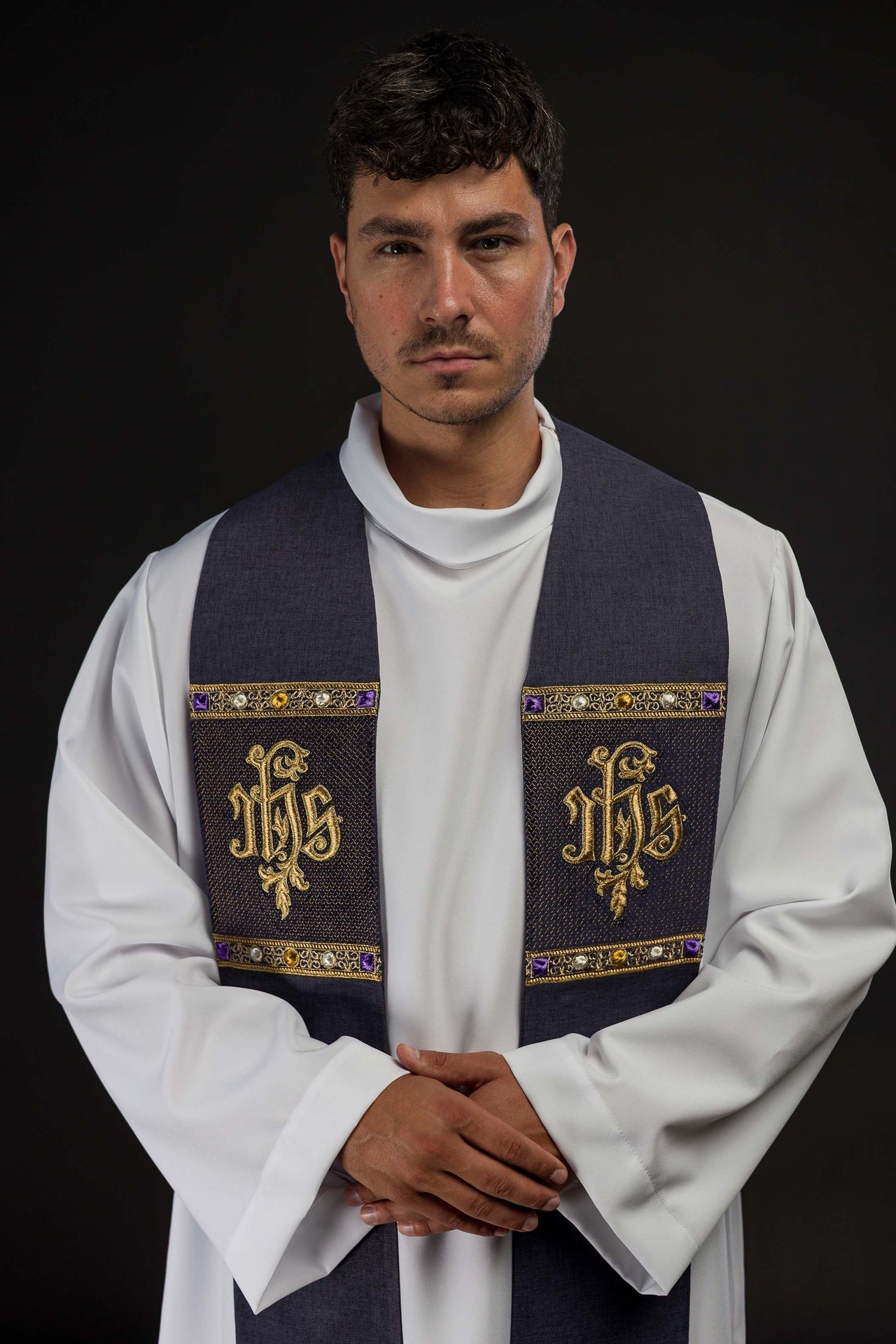 Estola bordada con motivo IHS morada S-2067-03-70 - CASULLAS.ES