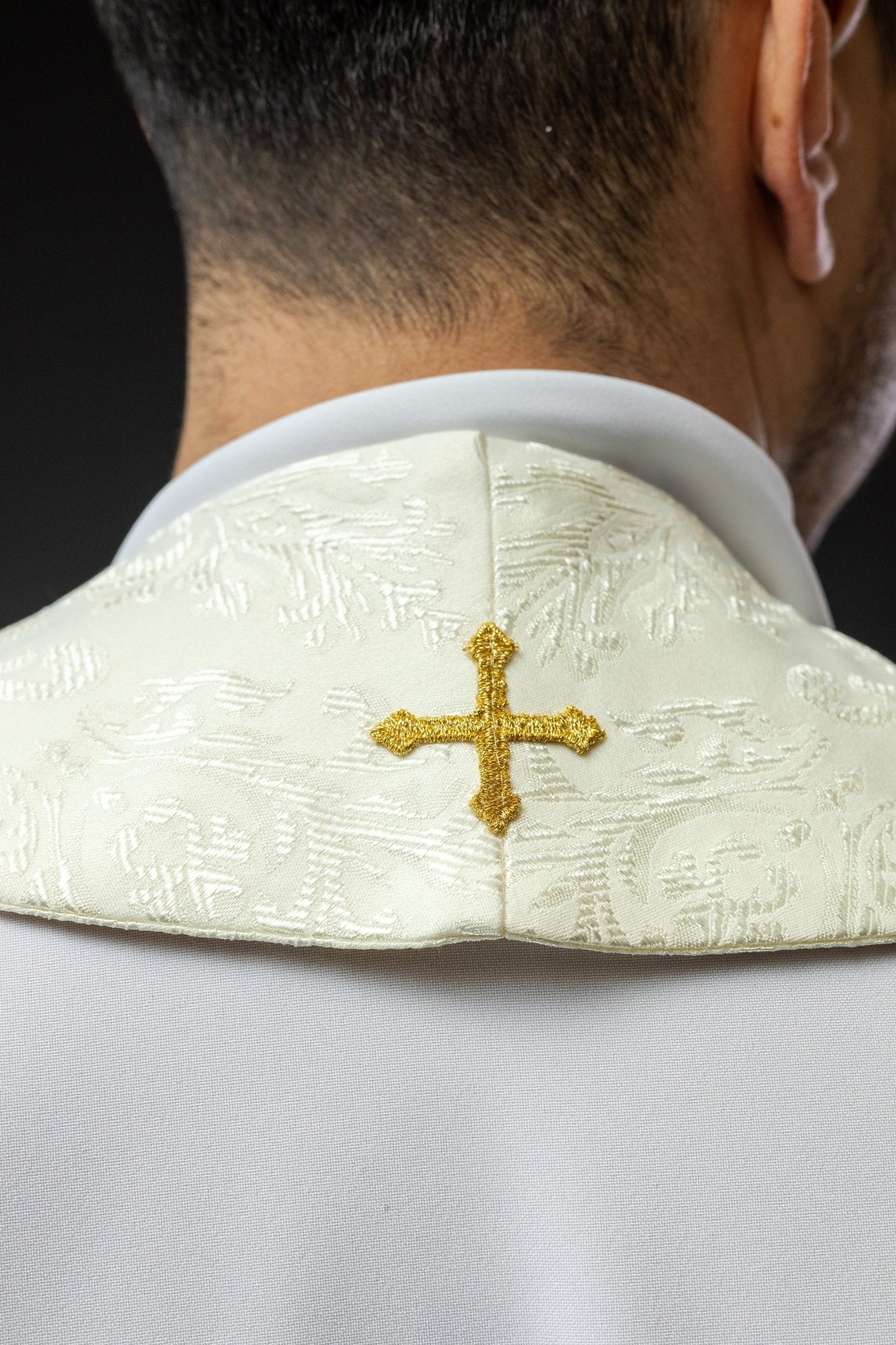 Estola jacquard bordada con motivos cruzados crudo S - 2054 - 05 - 67 - CASULLAS.ES