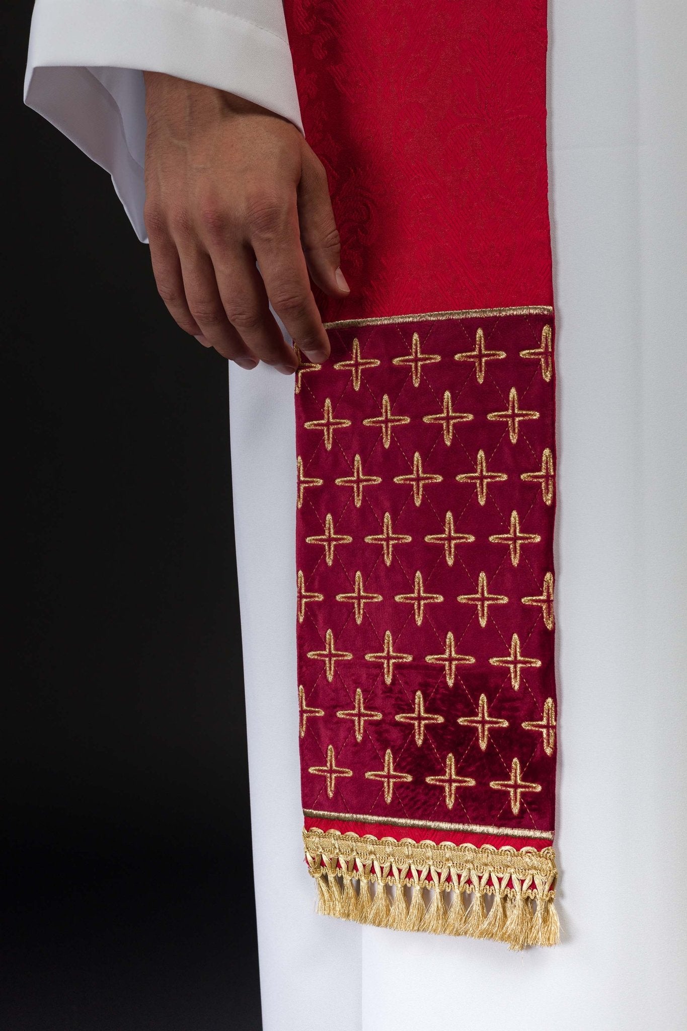 Estola jacquard bordada con motivos de cruces rojo S-2054-02-67 - CASULLAS.ES