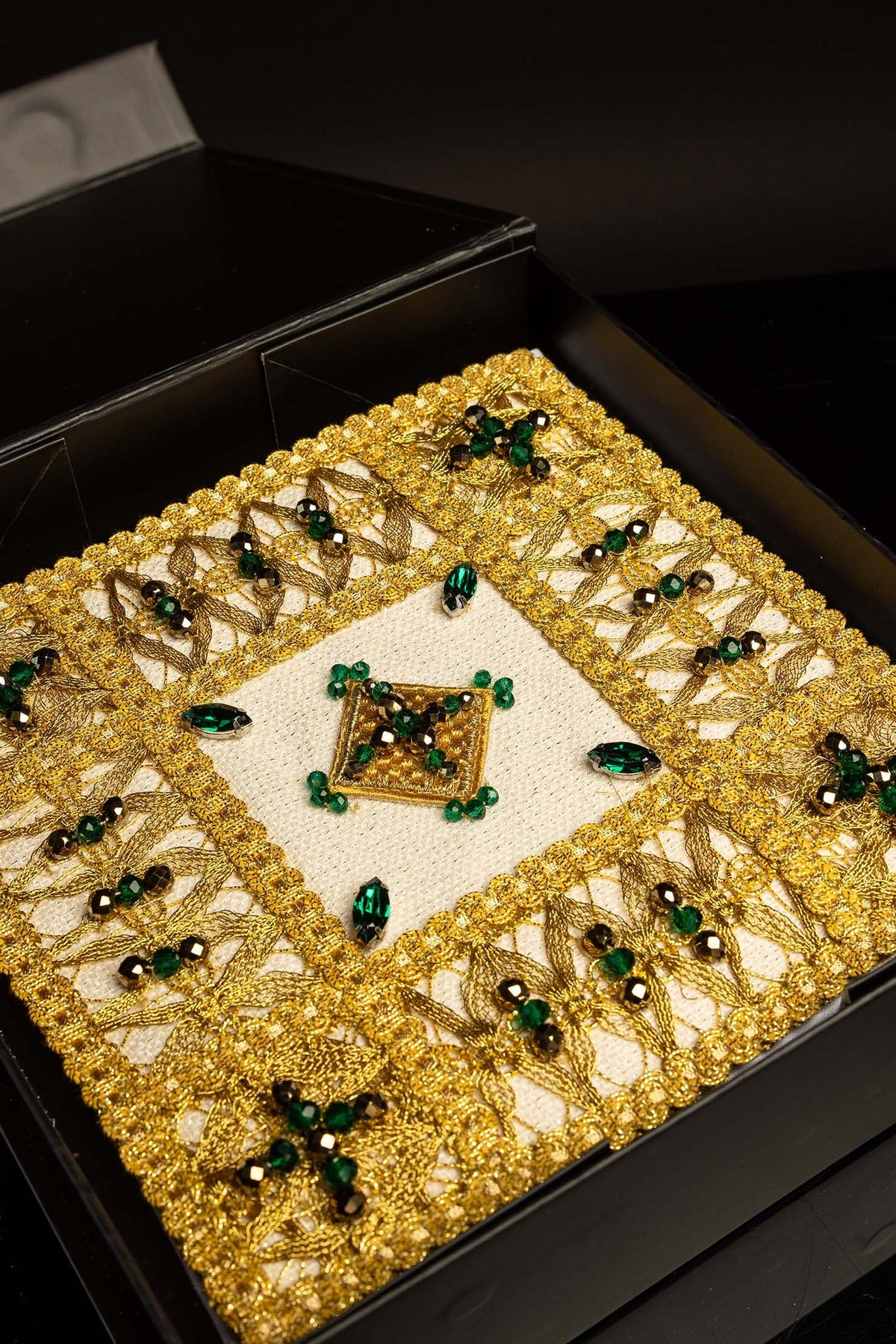 Juego de altar presentado en estuche, con bordado dorado y piedras verdes