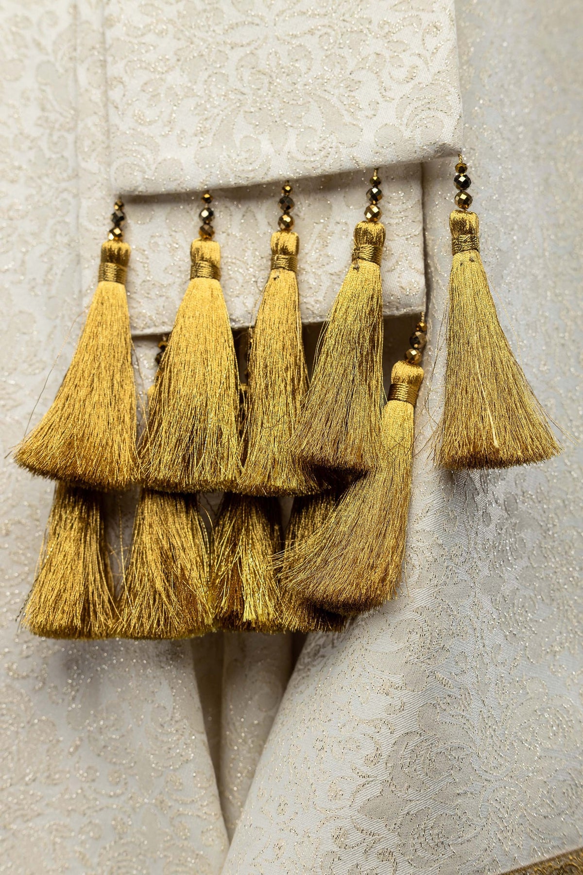 Casulla Handmade 7007, detalle de cruz bordada y galón dorado en la manga