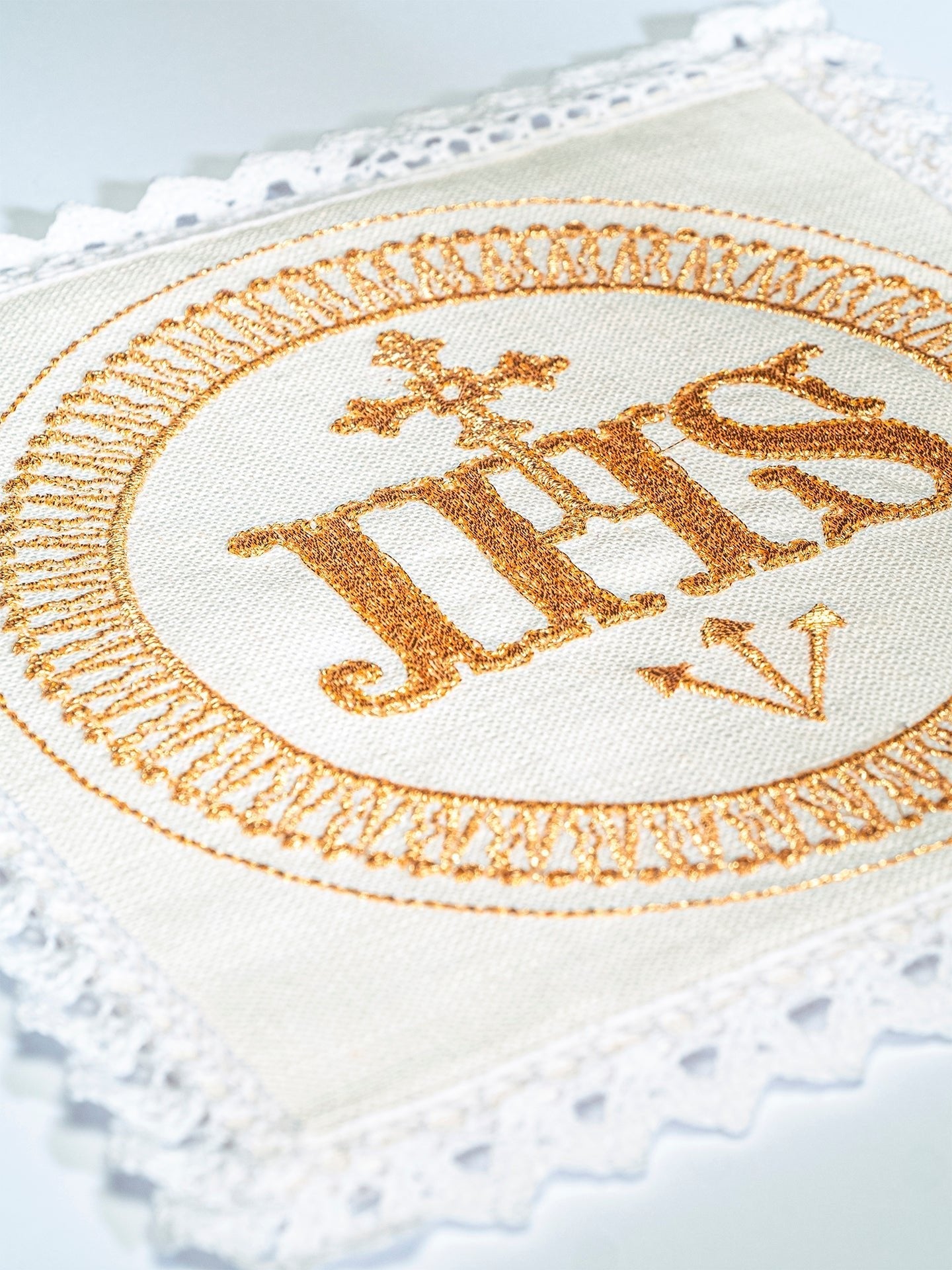 Juego de altar lino bordado IHS KKL/082 - CASULLAS.ES