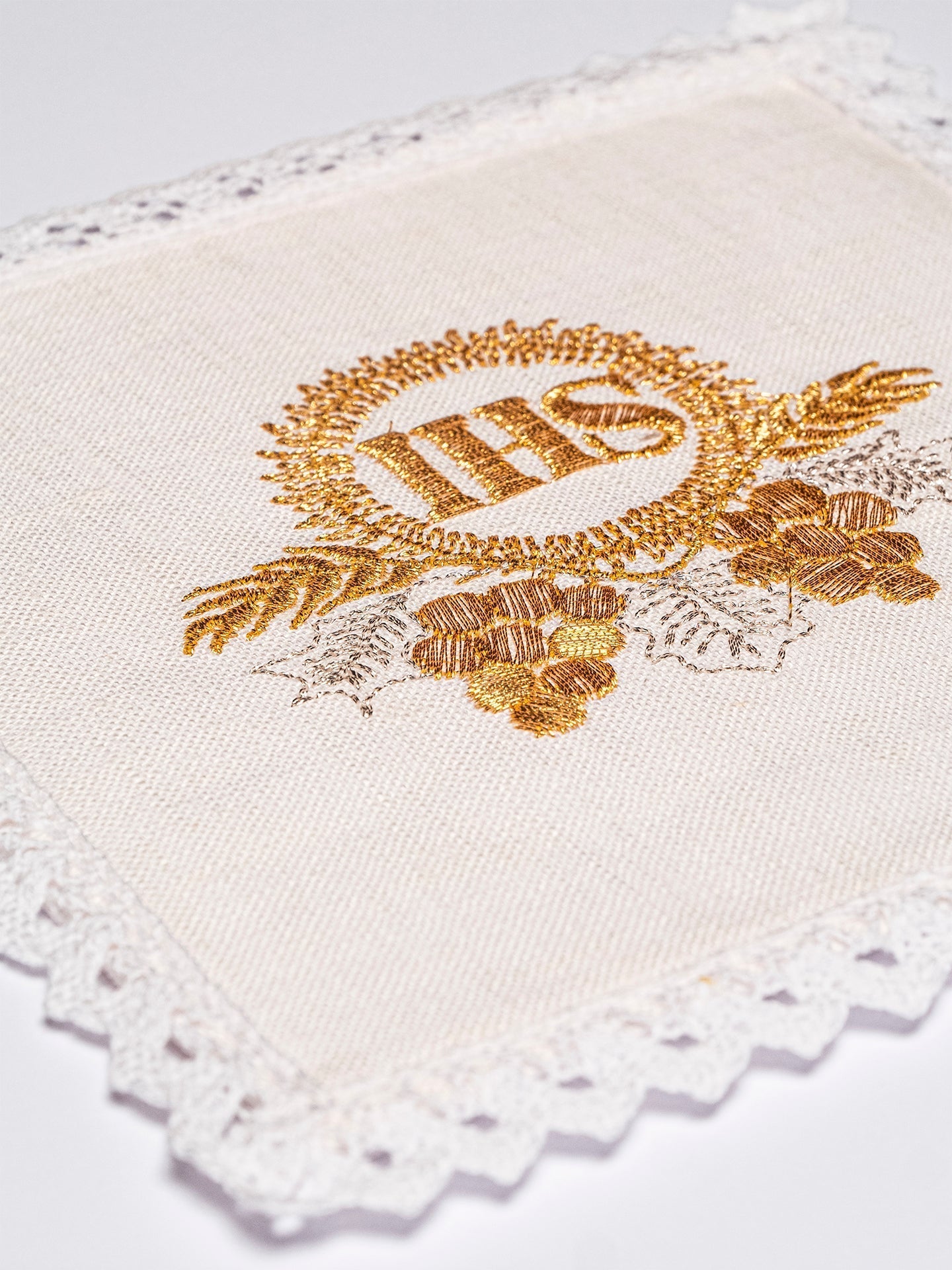 Juego de altar lino con bordado dorado IHS KKL/015 - CASULLAS.ES