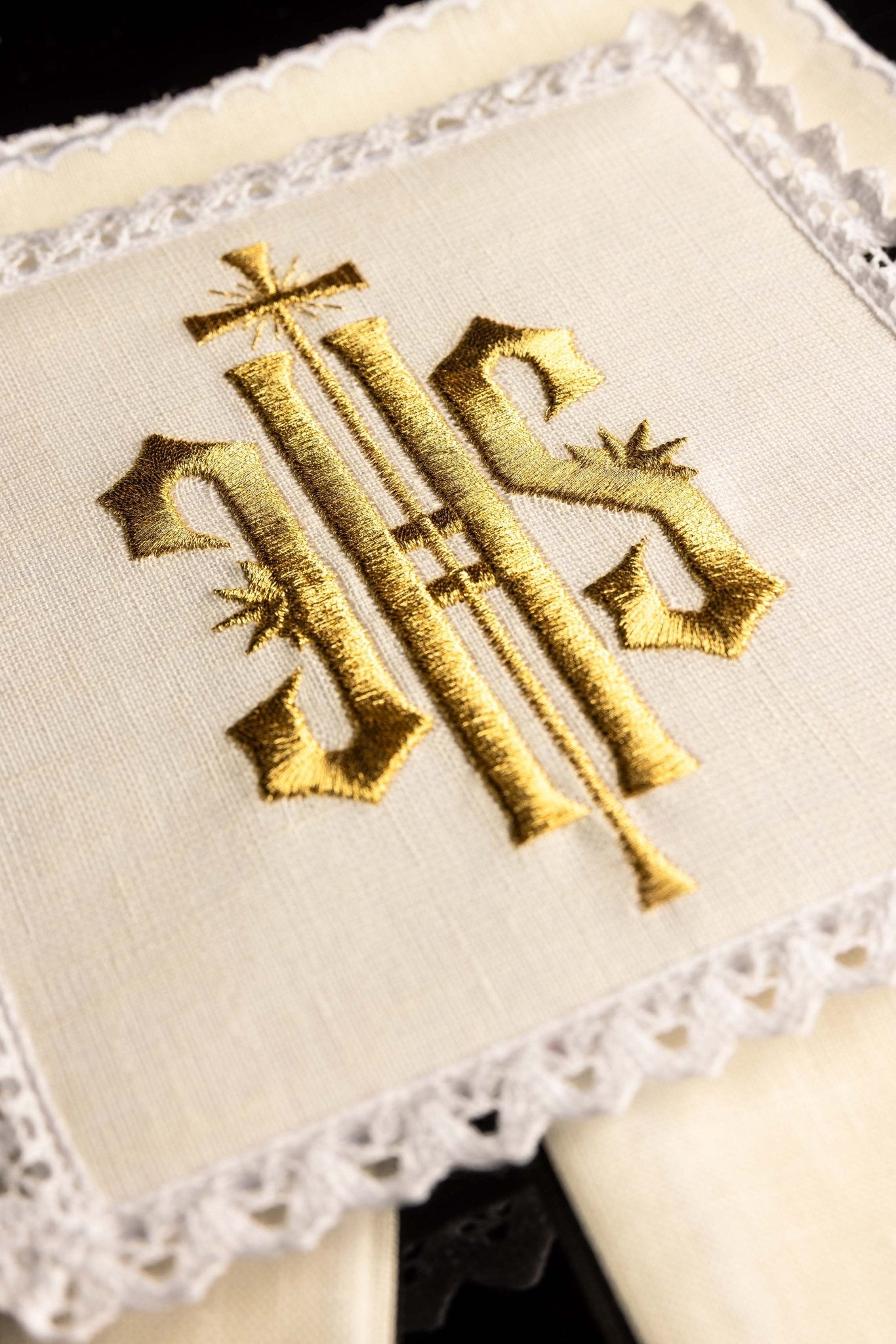 Juego de altar lino con bordado IHS KKL/029/C1 - CASULLAS.ES