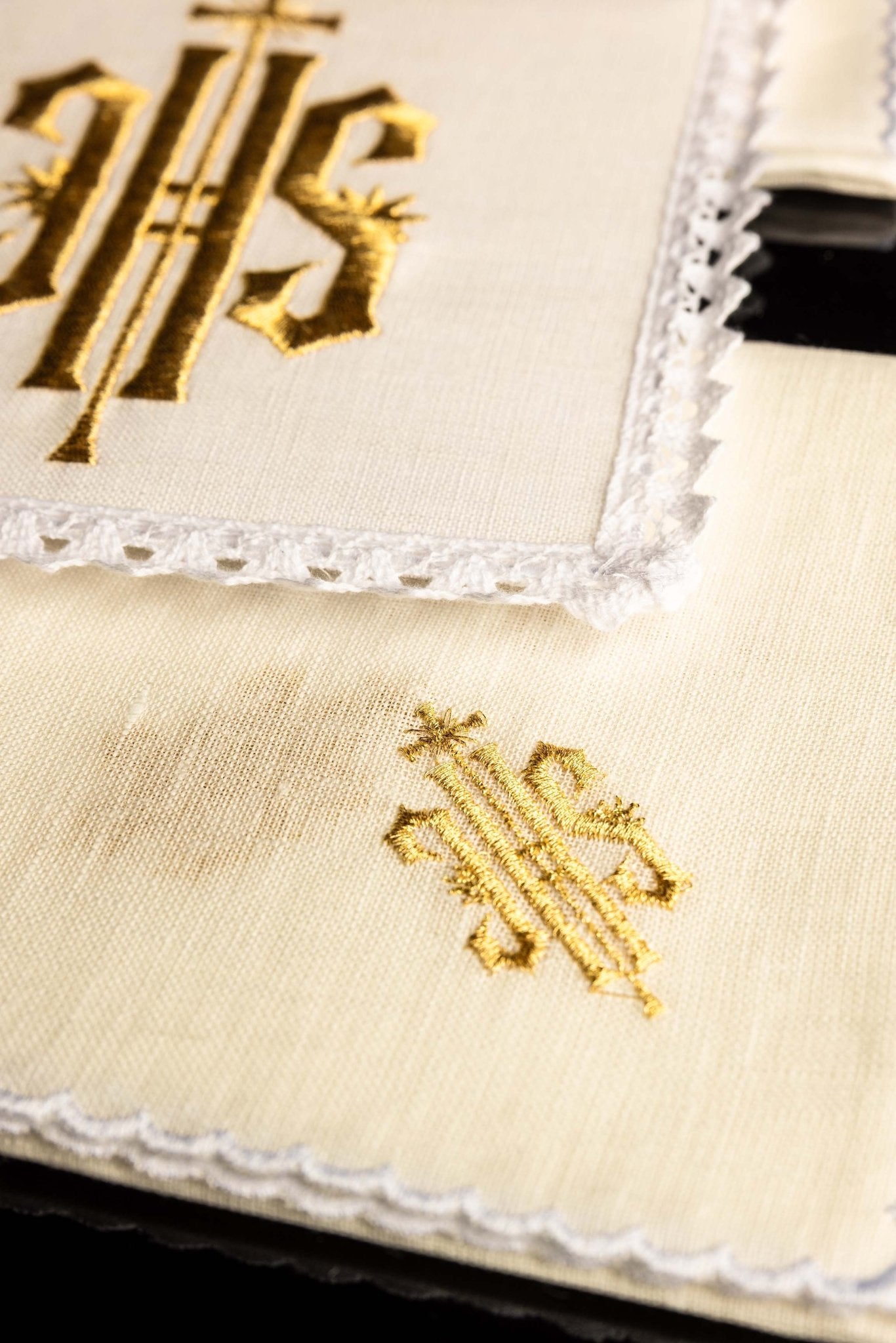 Juego de altar lino con bordado IHS KKL/029/C1 - CASULLAS.ES