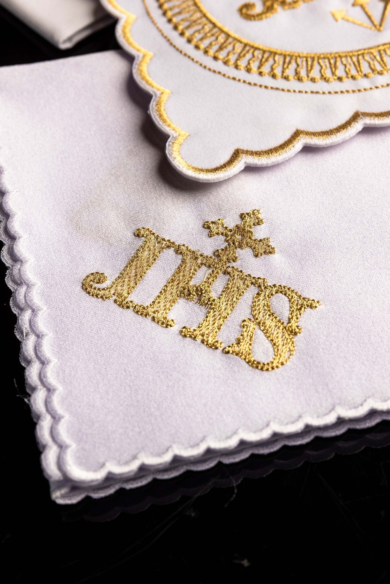 Juego de altar lino con bordado IHS dorado KK/082 - CASULLAS.ES