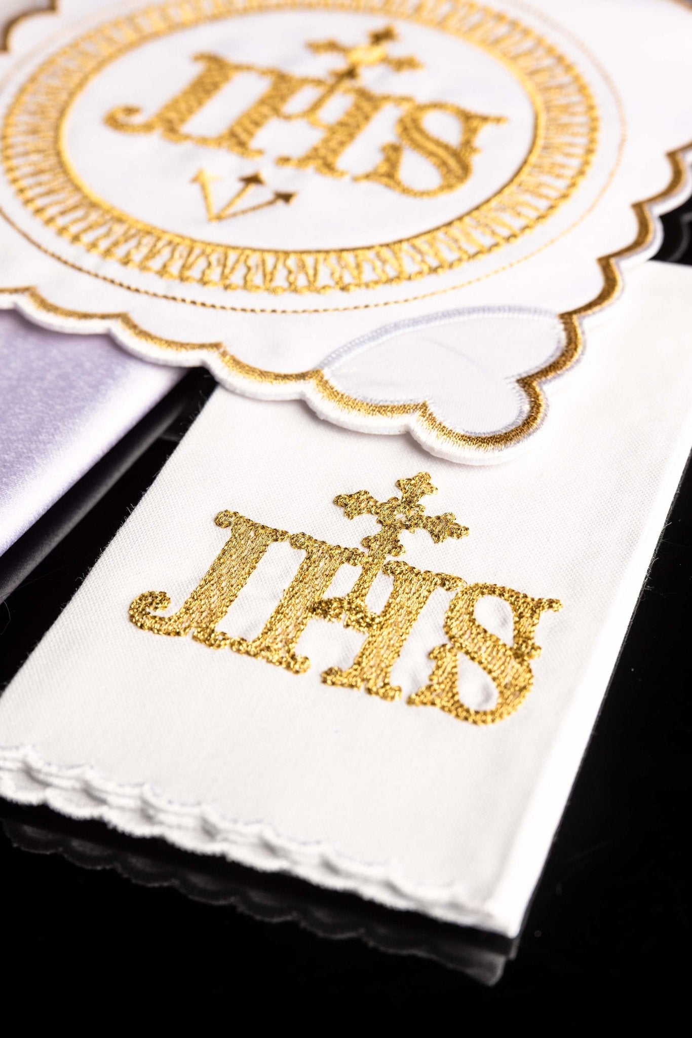 Juego de altar lino con bordado IHS dorado KK/082 - CASULLAS.ES