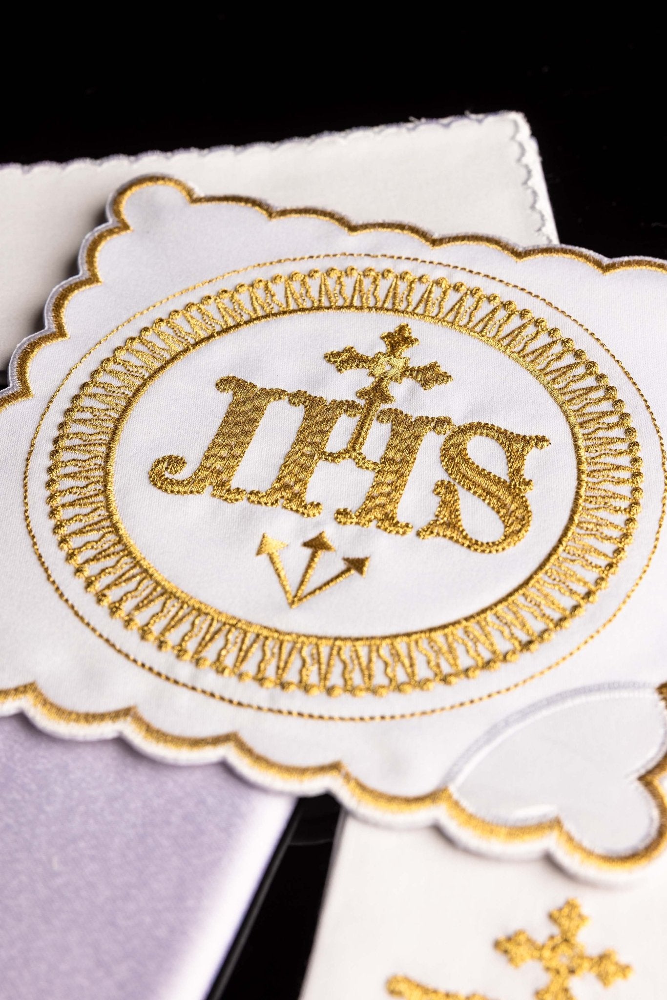Juego de altar lino con bordado IHS dorado KK/082 - CASULLAS.ES