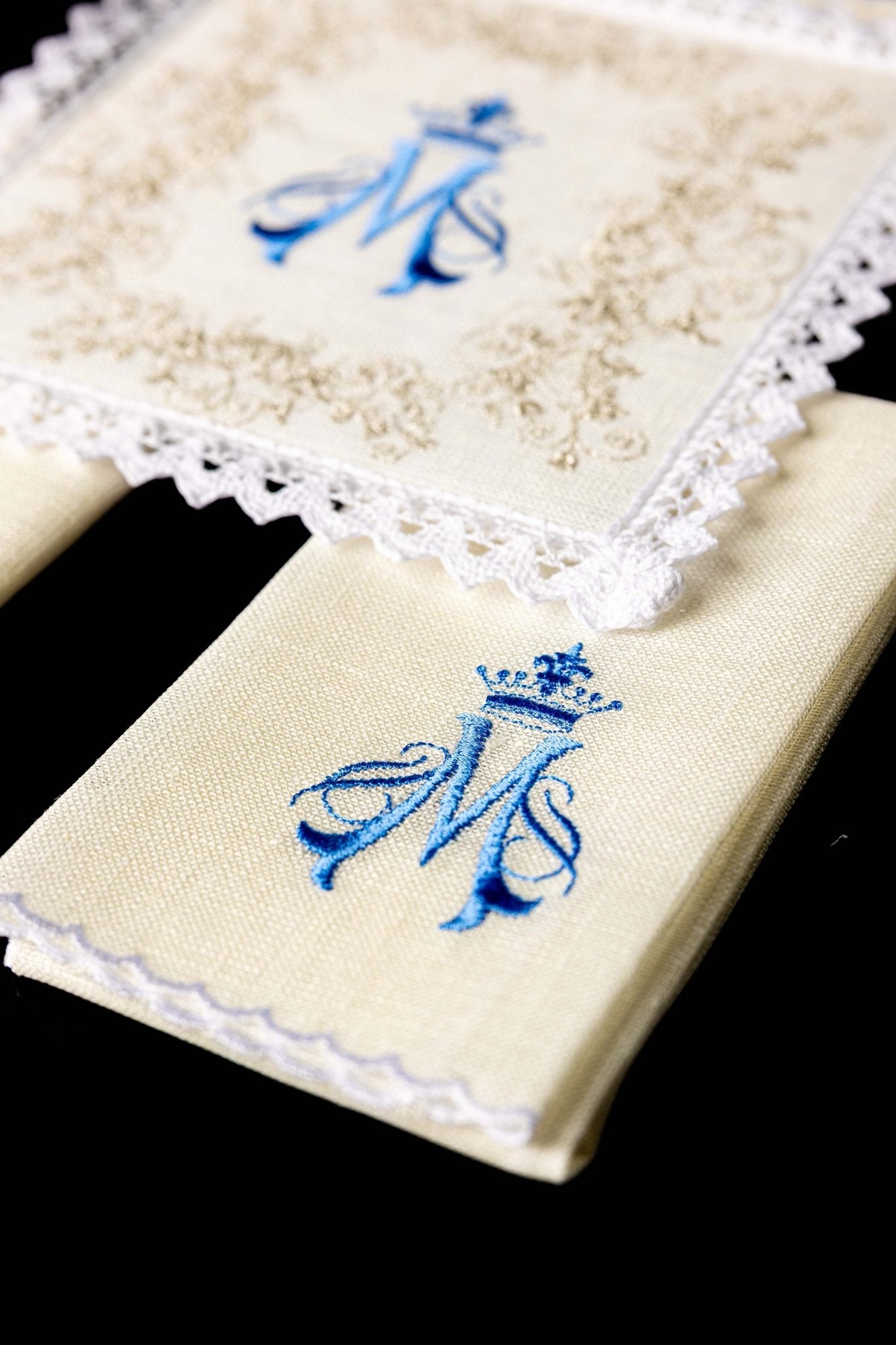 Juego de altar lino con bordado Mariano KKL/161 - CASULLAS.ES