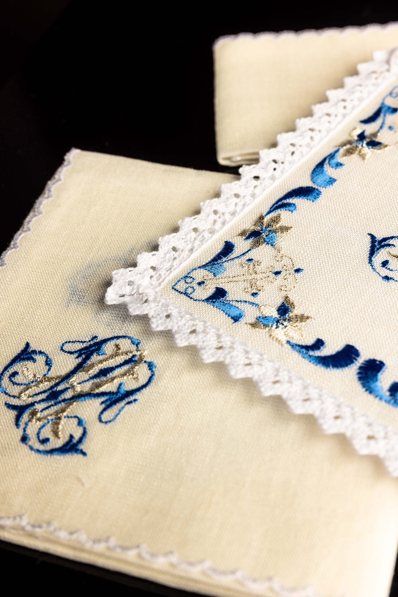 Juego de altar lino con bordado Mariano azul KKL/092 - CASULLAS.ES