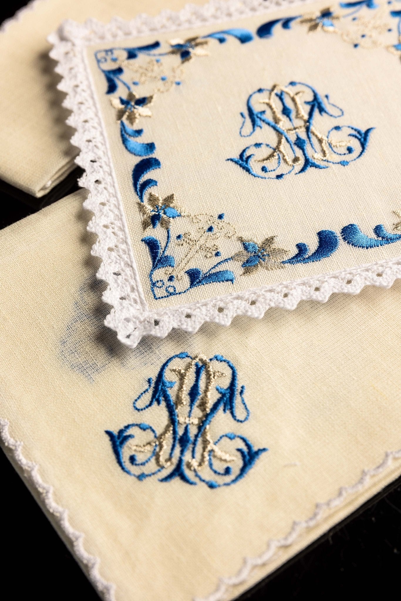 Juego de altar lino con bordado Mariano azul KKL/092 - CASULLAS.ES