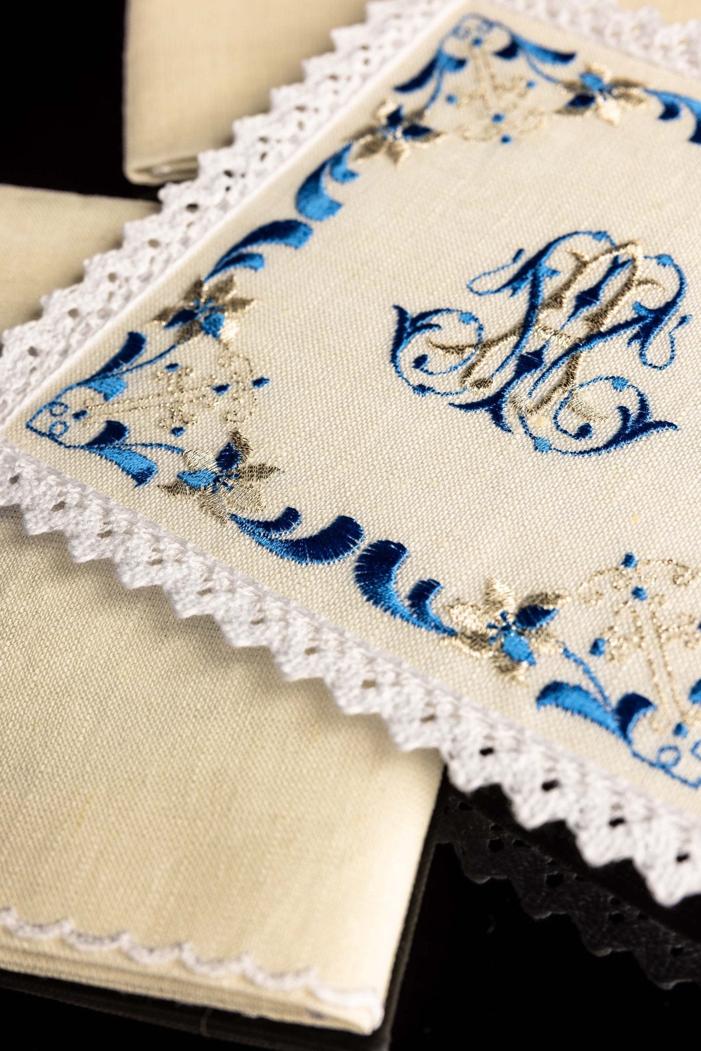Juego de altar lino con bordado Mariano azul KKL/092 - CASULLAS.ES