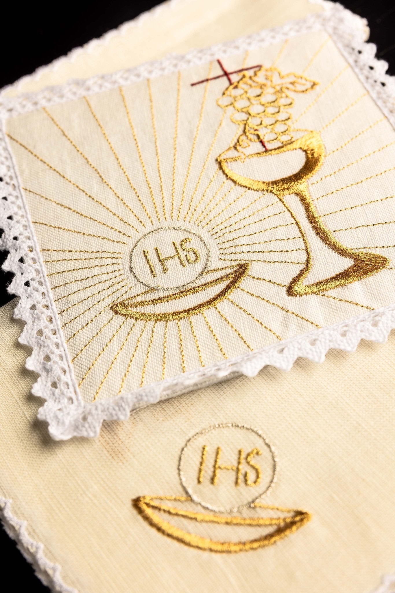 Juego de altar lino con sencillo bordado dorado Cáliz KKL/089 - CASULLAS.ES