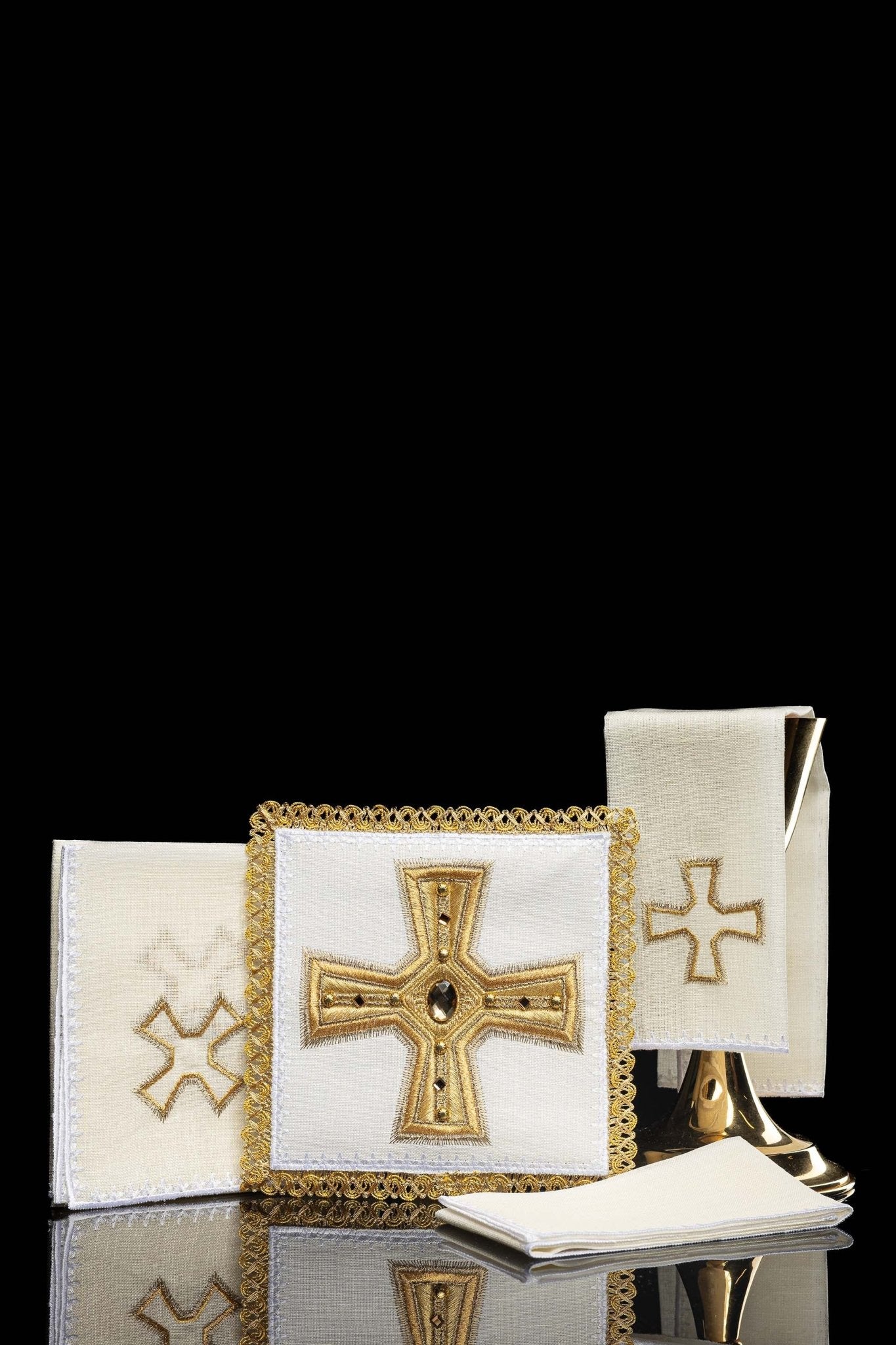 Juego de altar lino ricamente bordado con Cruz y piedras LE/5003 - CASULLAS.ES