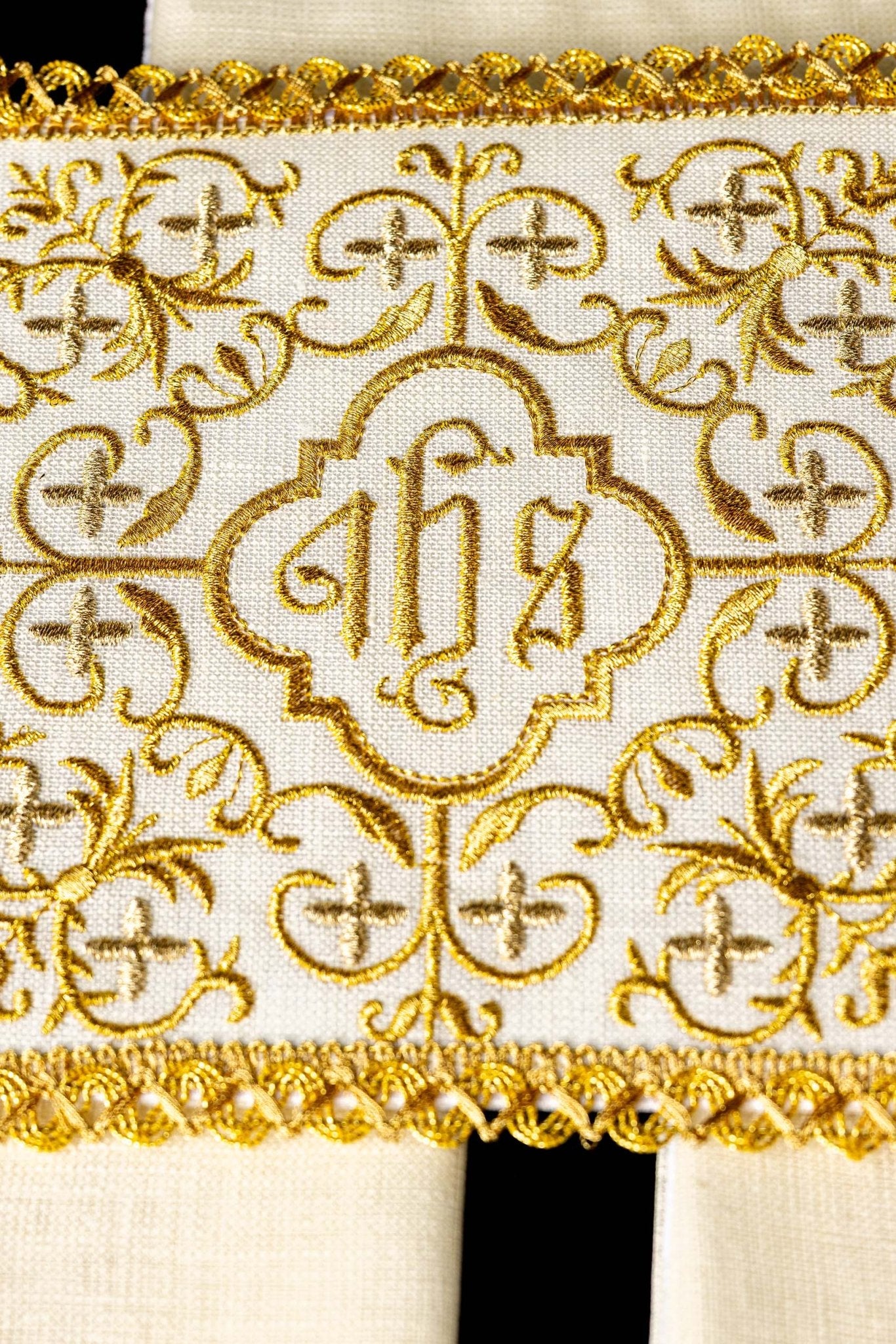 Juego de altar lino ricamente decorado con cruz y bordado JHS S-5011 - CASULLAS.ES