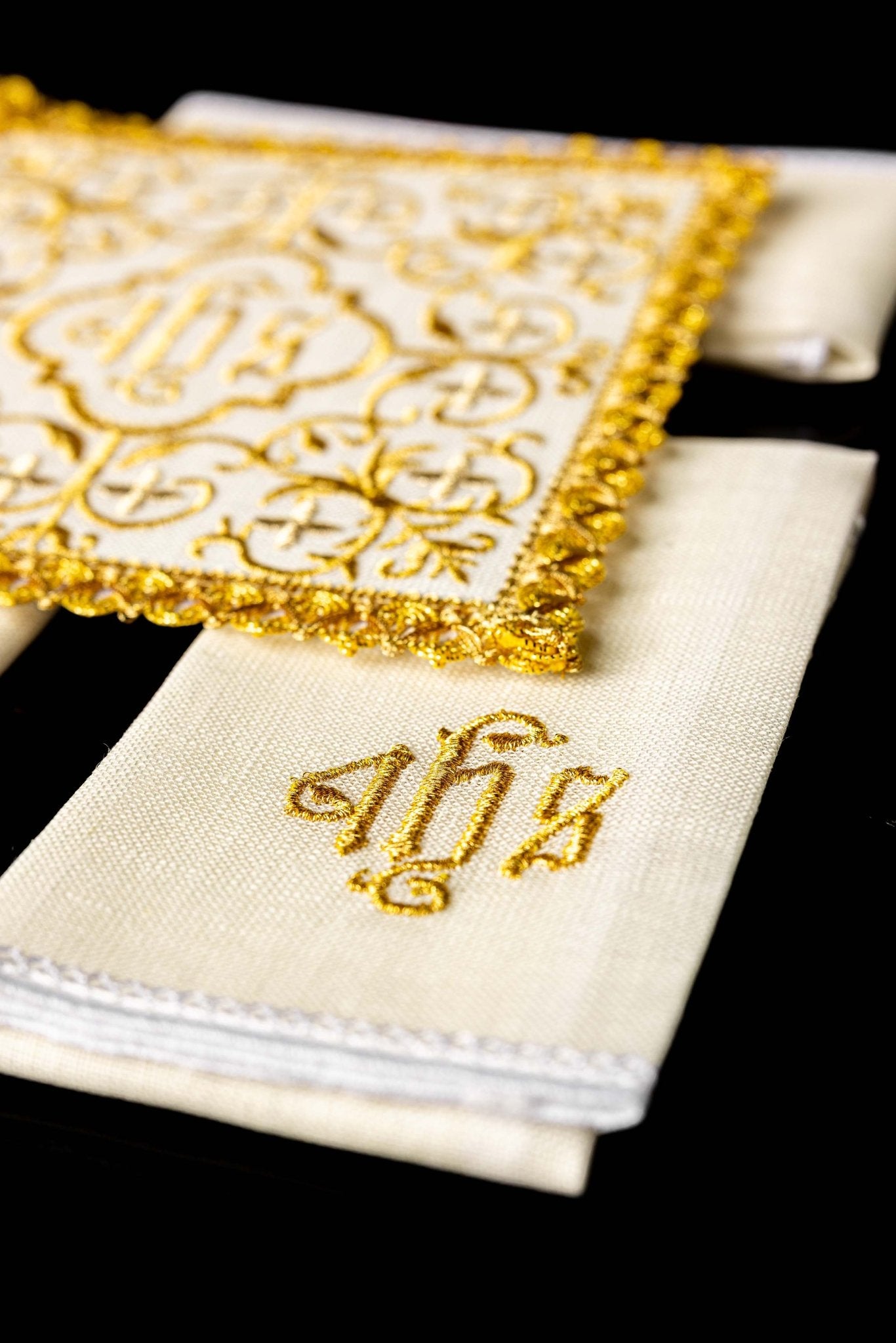Juego de altar lino ricamente decorado con cruz y bordado JHS S-5011 - CASULLAS.ES