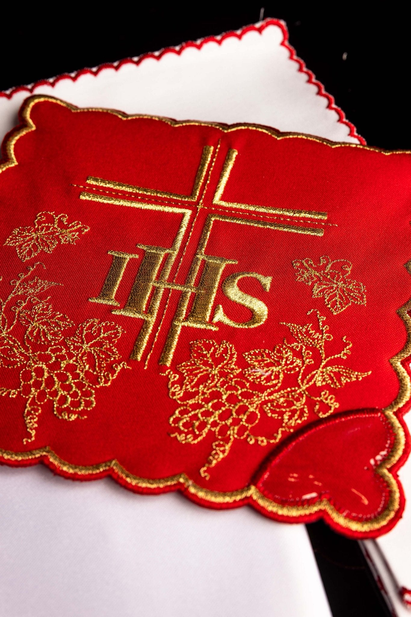 Juego de altar rojo con bordado IHS KK/156/02 - CASULLAS.ES