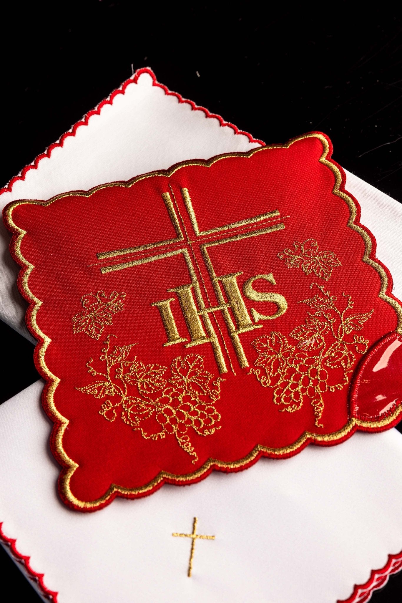Juego de altar rojo con bordado IHS KK/156/02 - CASULLAS.ES