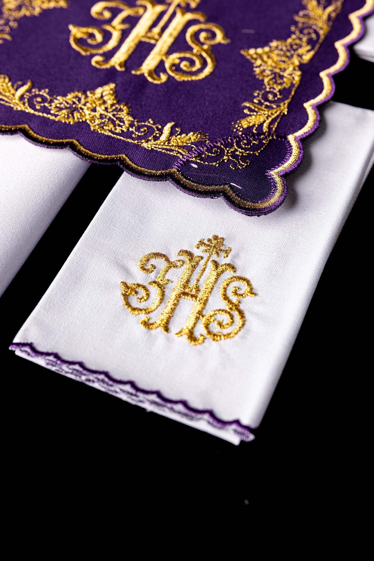 Juego de lienzos para cáliz bordado con motivo IHS en color morado KDT/5025/03 FIOLET - CASULLAS.ES