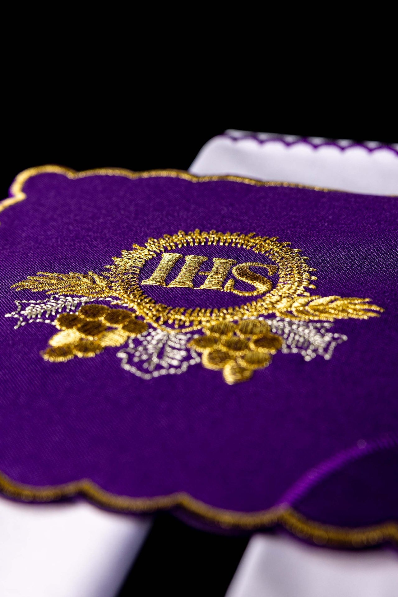 Juego de lienzos para cáliz bordado con motivo IHS en color morado KDT/5024/03 FIOLET - CASULLAS.ES