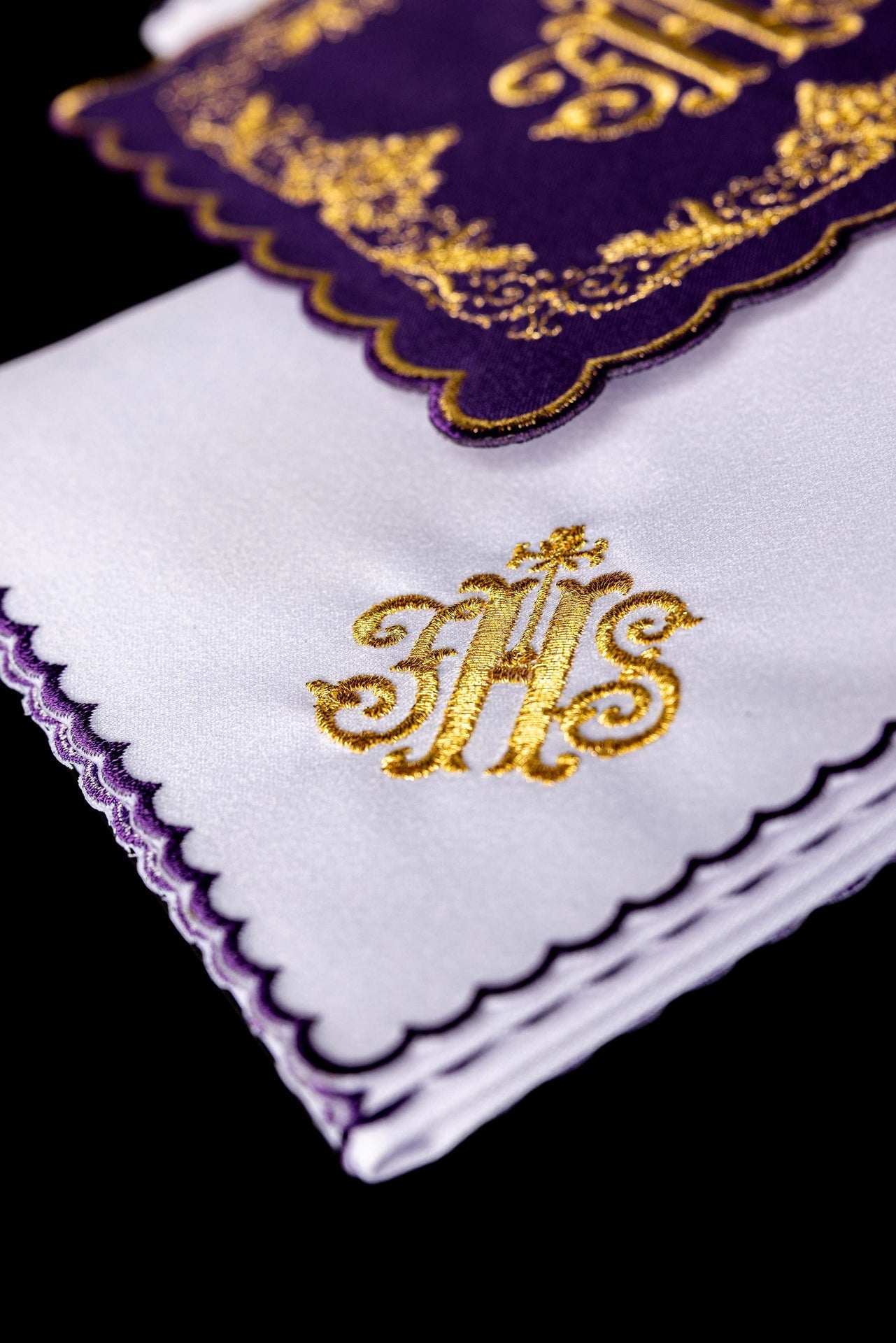 Juego de lienzos para cáliz bordado con motivo IHS en color morado KDT/5025/03 FIOLET - CASULLAS.ES