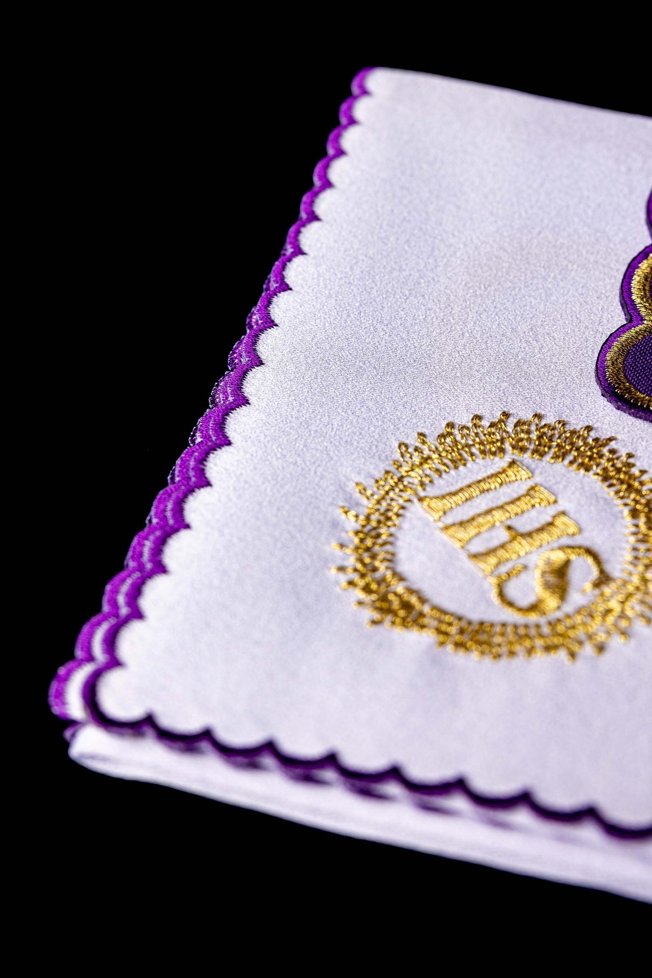 Juego de lienzos para cáliz bordado con motivo IHS en color morado KDT/5024/03 FIOLET - CASULLAS.ES