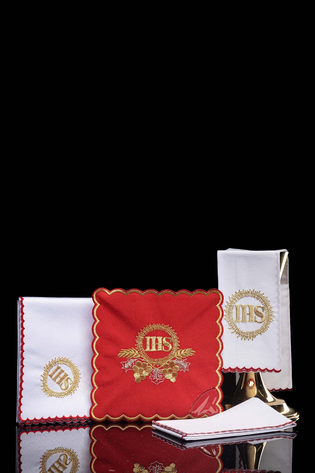 Juego de lienzos para cáliz bordado con motivo IHS en color rojo KDT/5024/02 CZERWONY - CASULLAS.ES