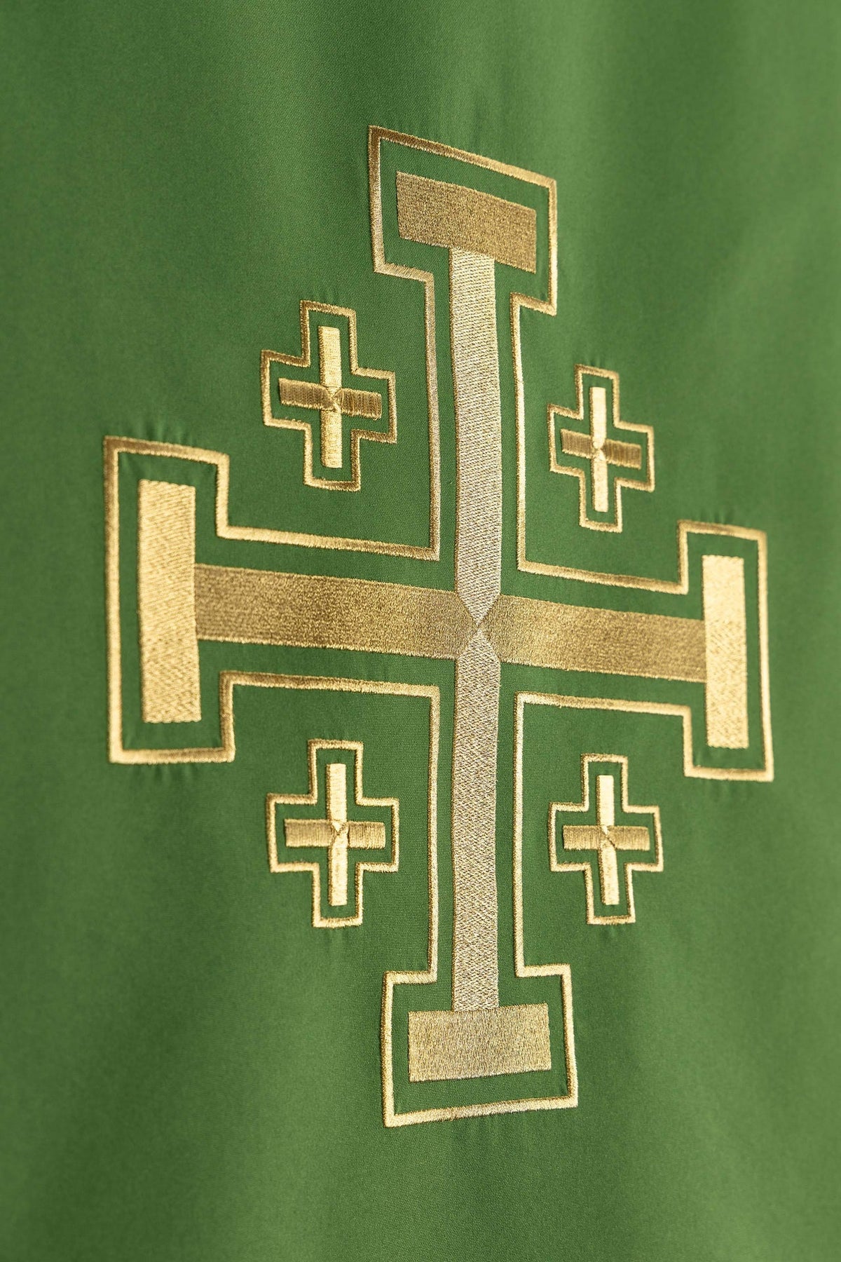 Paño de atril verde, detalle del bordado de la Cruz de Jerusalén