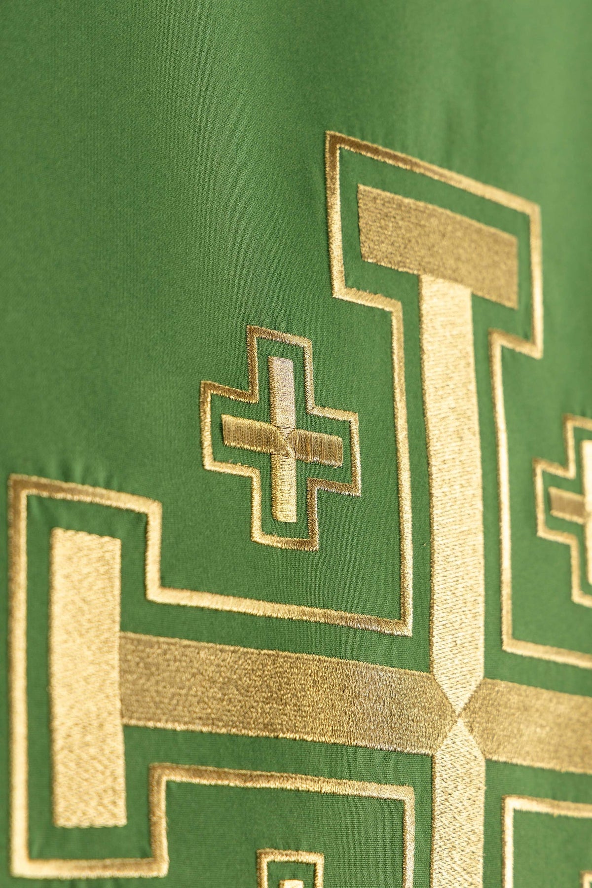 Paño de atril verde, detalle lateral del bordado dorado