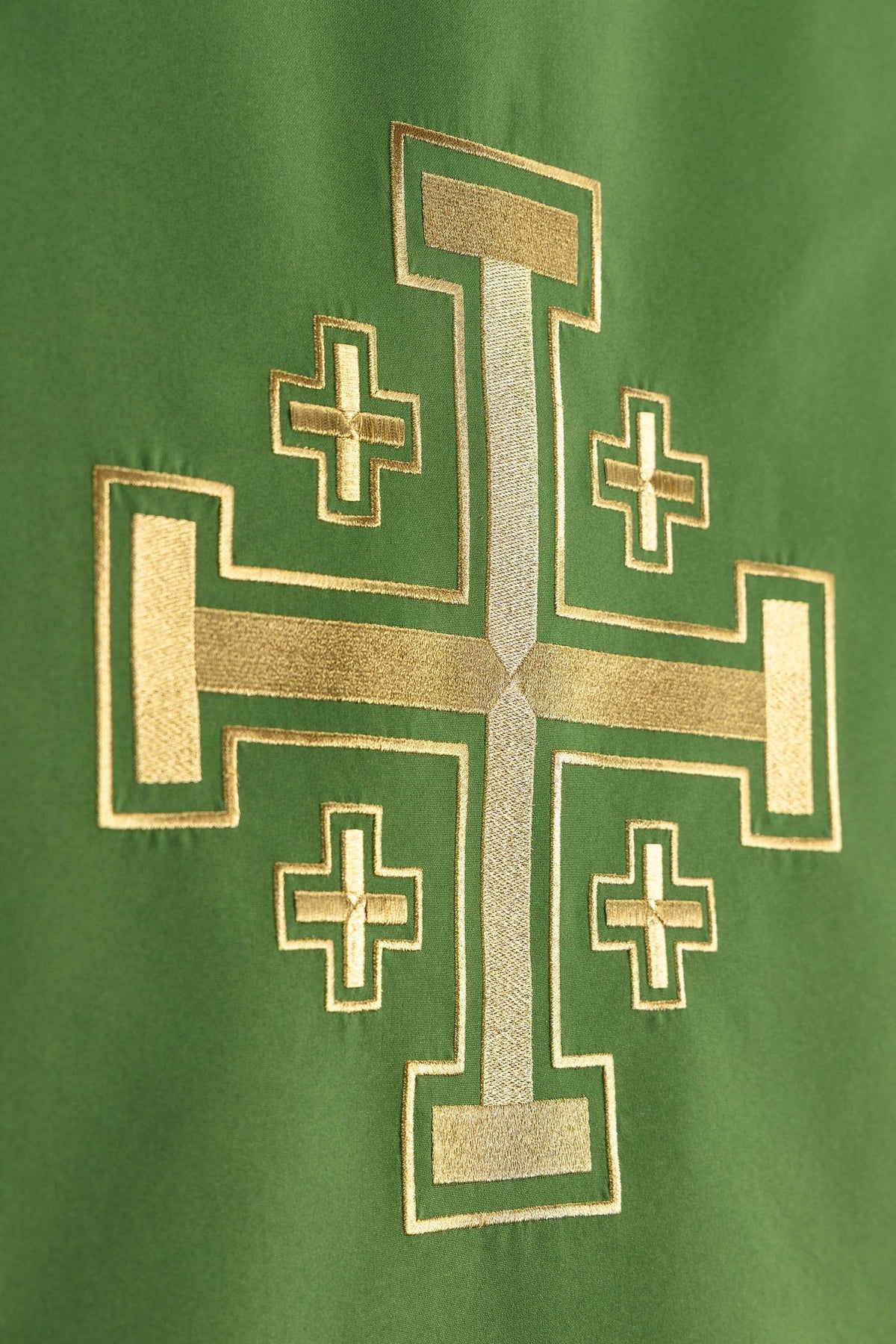 Paño de atril verde, primer plano de la Cruz de Jerusalén bordada