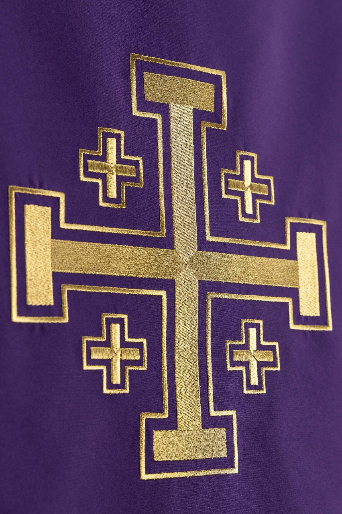 Paño de atril morado, primer plano del bordado dorado de la Cruz de Jerusalén