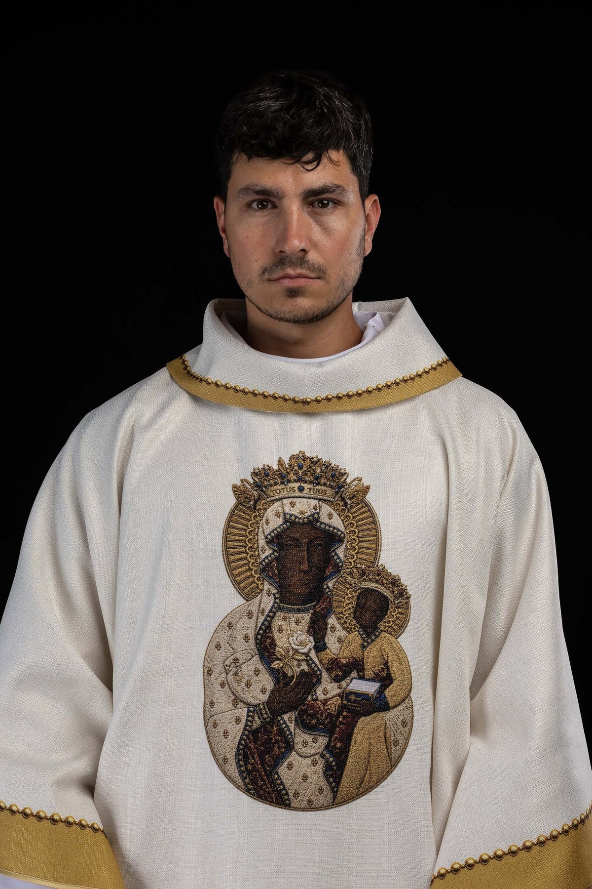 Casulla estampada con imagen de Nuestra Señora de Częstochowa, vista frontal en blanco y dorado